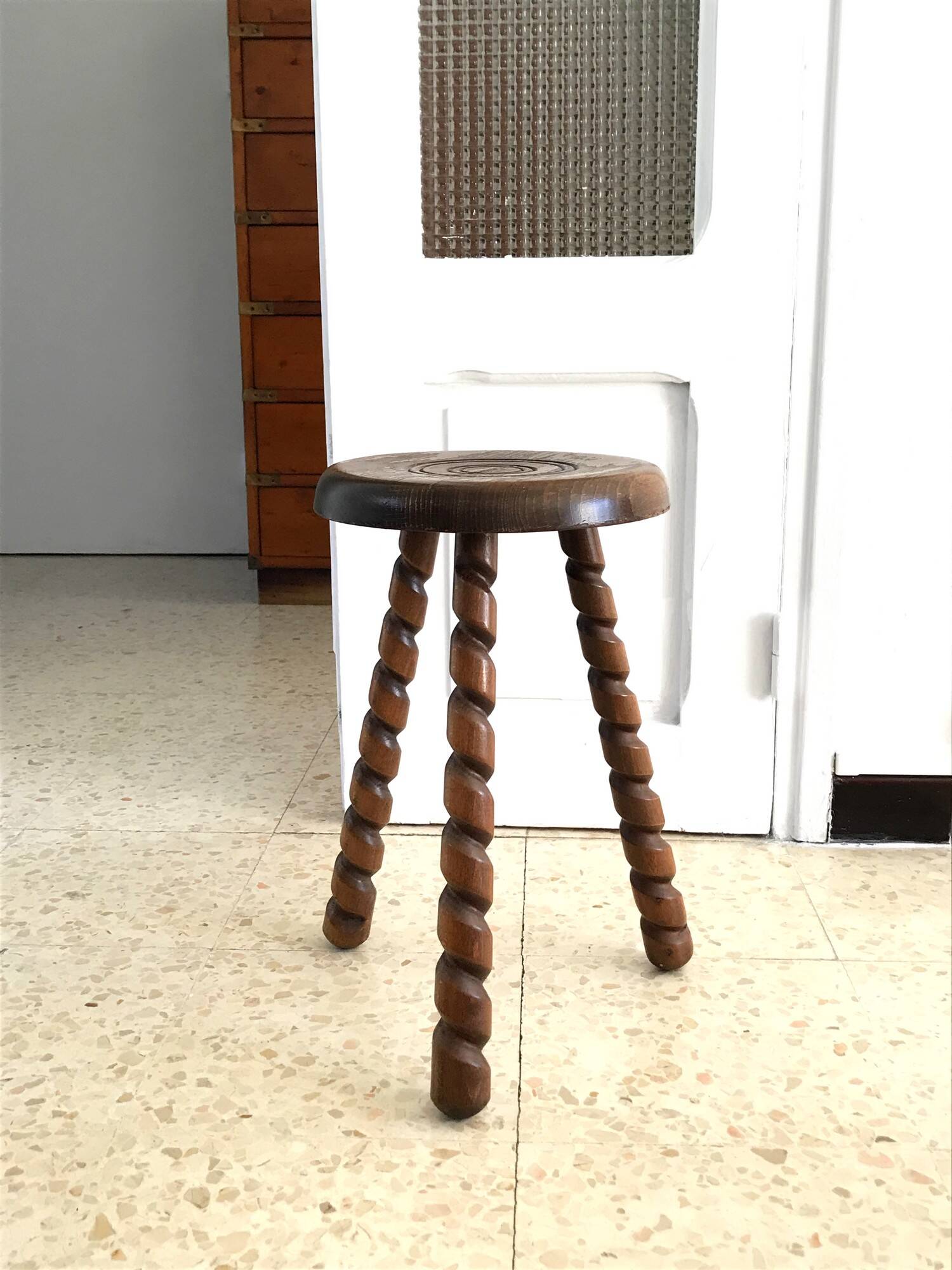 Tabouret tripode vintage en bois tourné