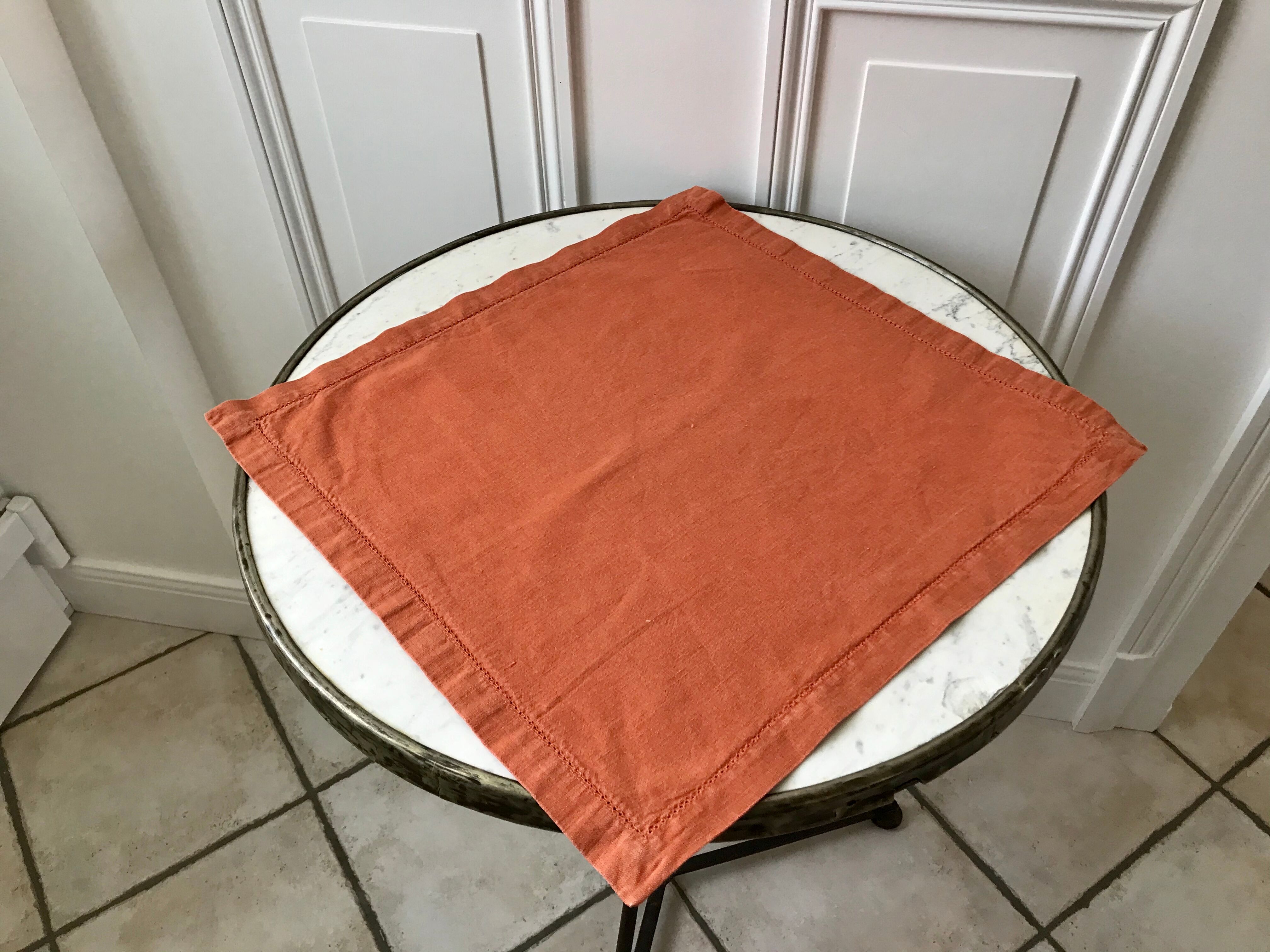 Lot de 8 serviettes de table en lin ajourées couleur terracotta