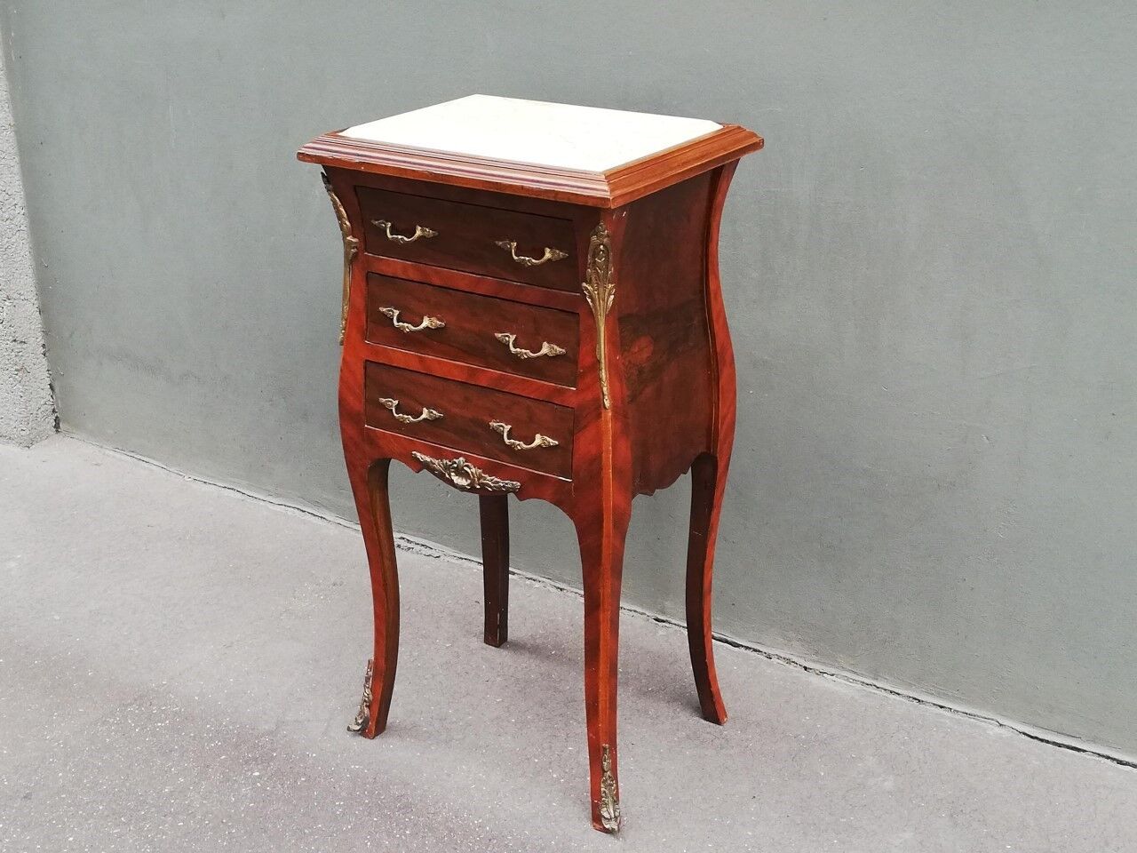 Table de nuit de style louis xv