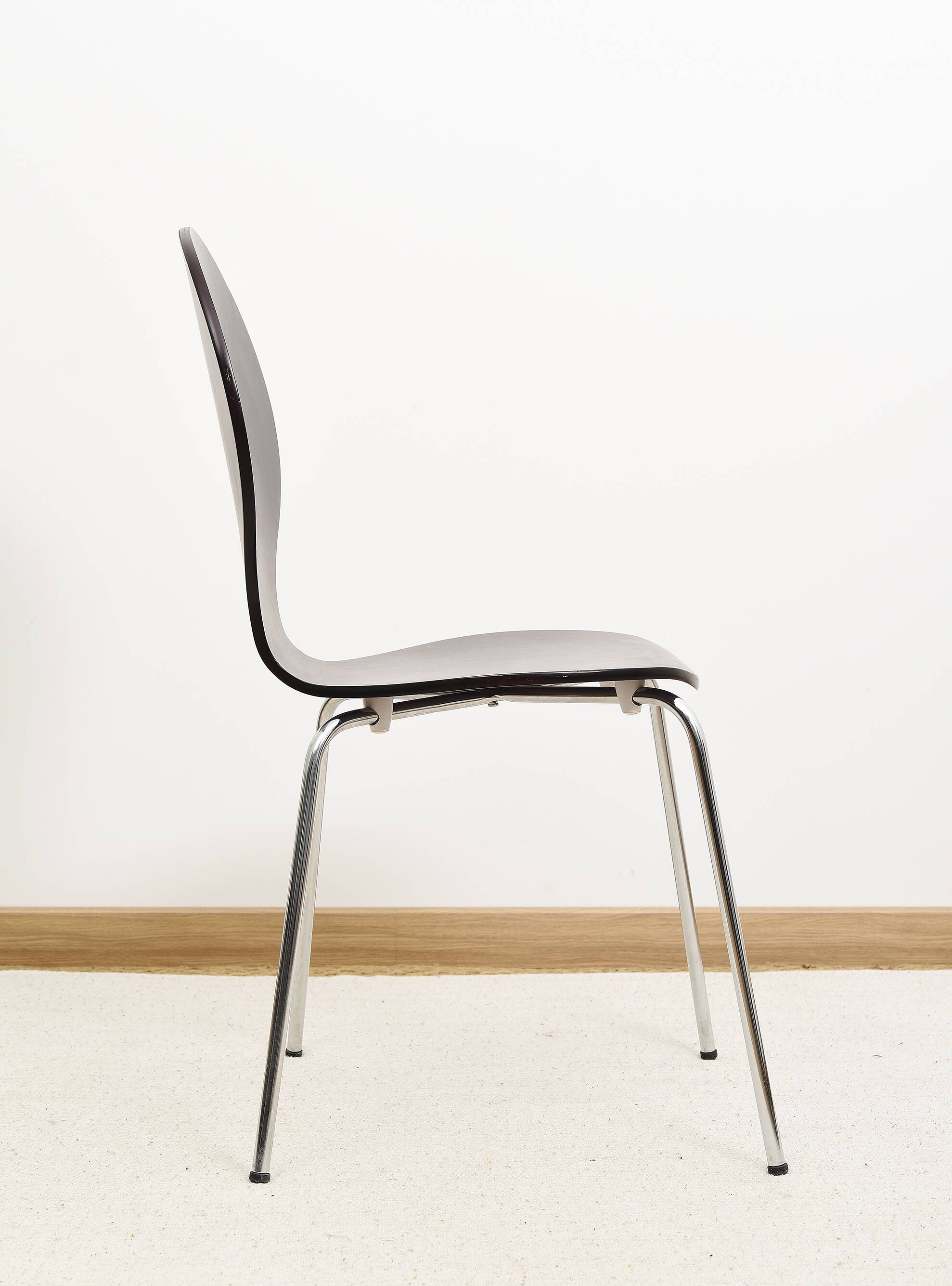 Set of 4 "ant" chairs, vintage, Diego model. Stackable, dark burgundy color.