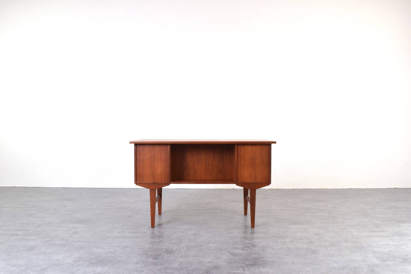 Bureau exécutif en teck danois des années 1960.