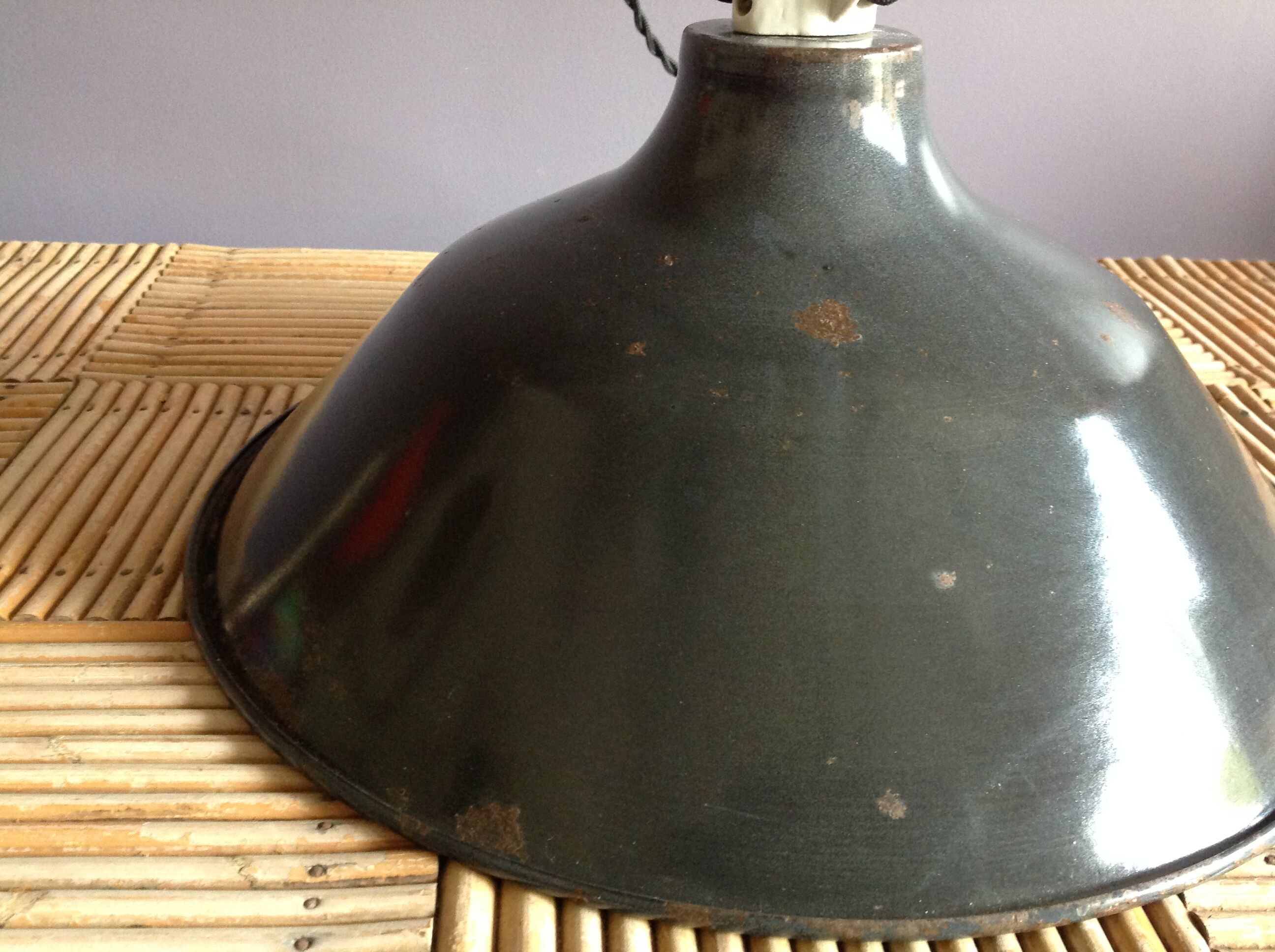 Black enamelled bowl suspension