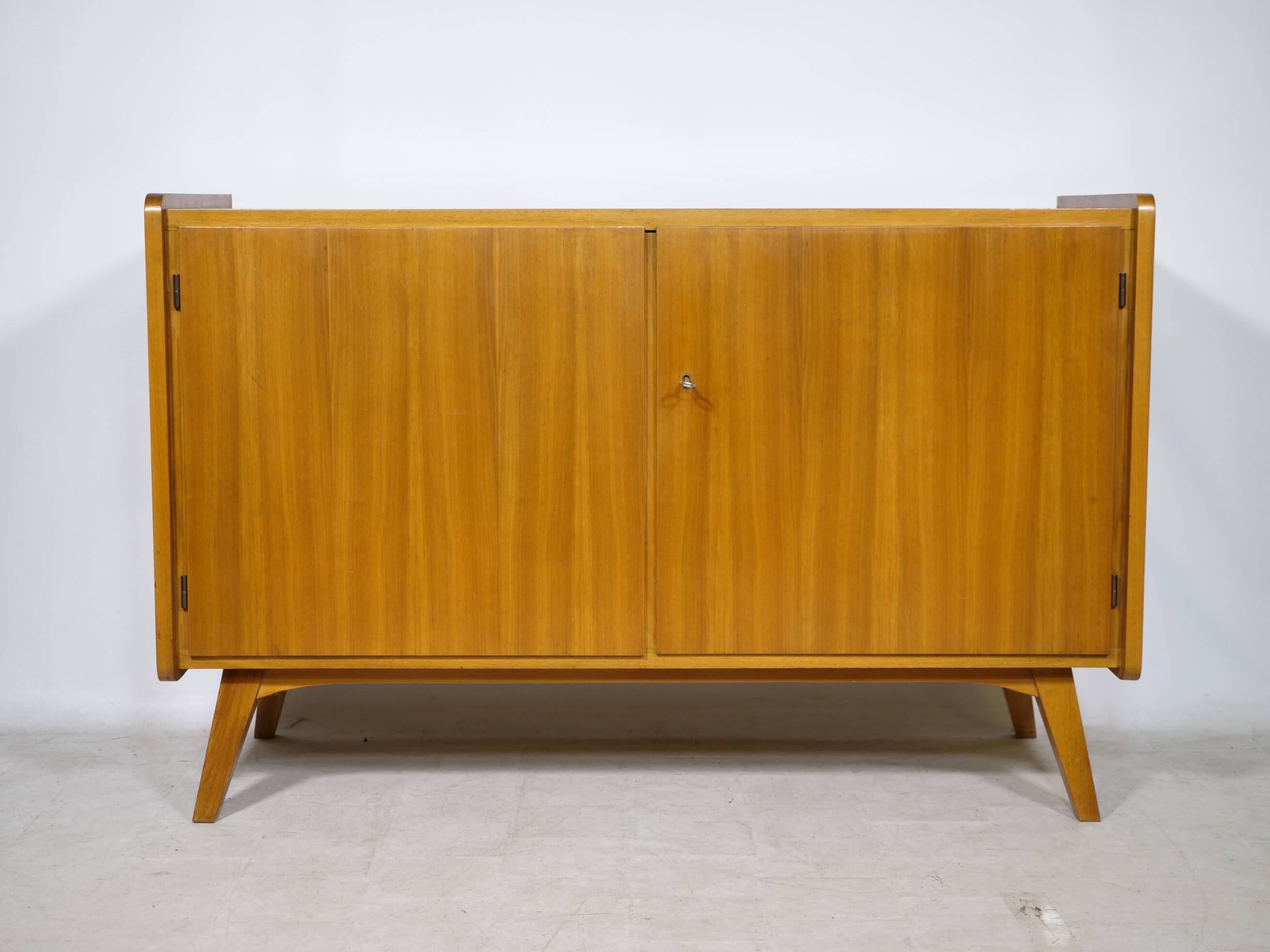 Buffet en noyer des années 1960, style milieu de siècle
