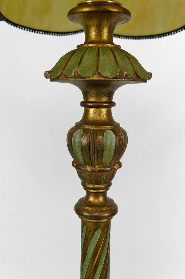 Lampadaire en bois sculpté doré et abat-jour en verre nacré, Art Déco, France, Circa 1920