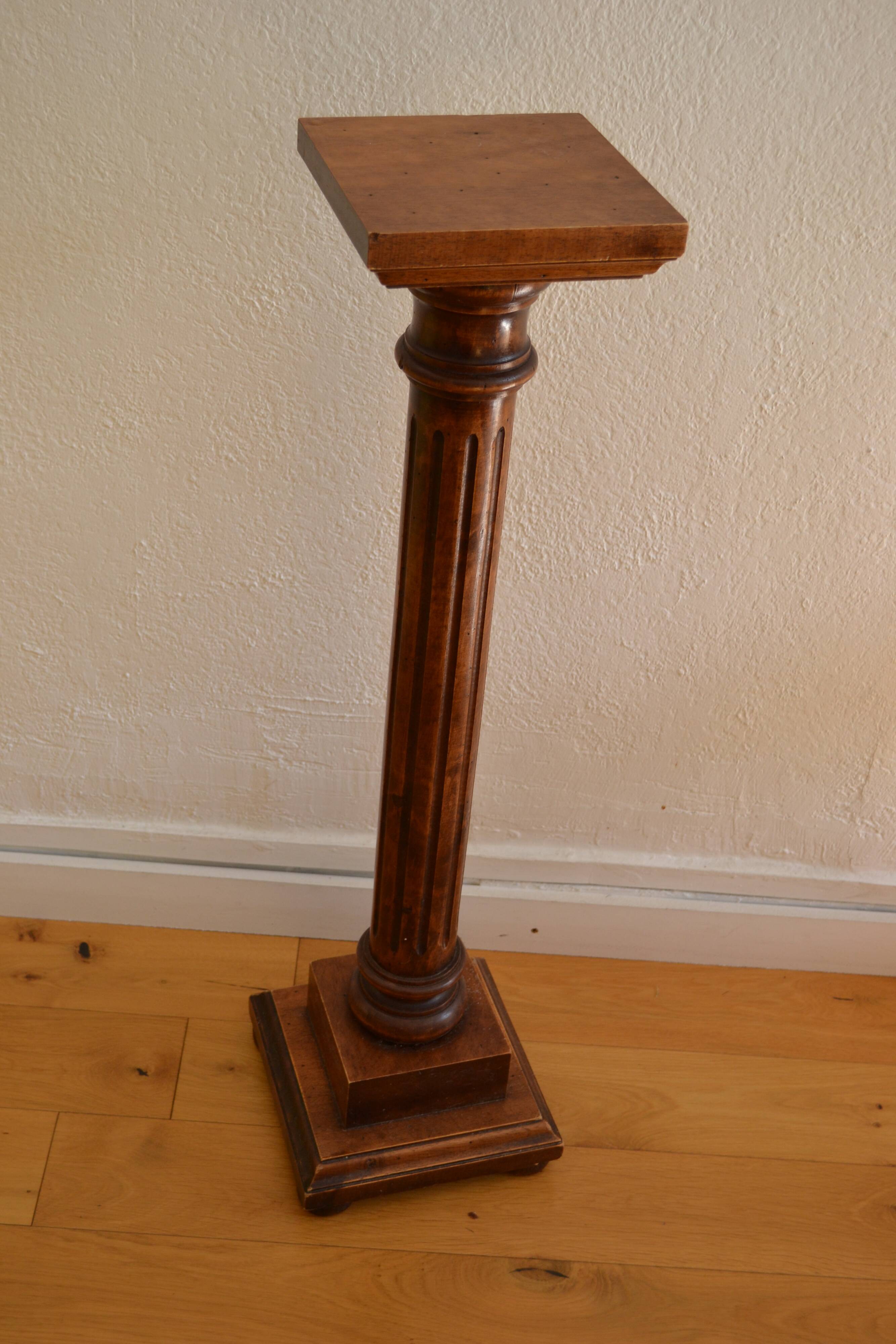 Wooden column pedestal in Louis XVI style, height: 93 cm.