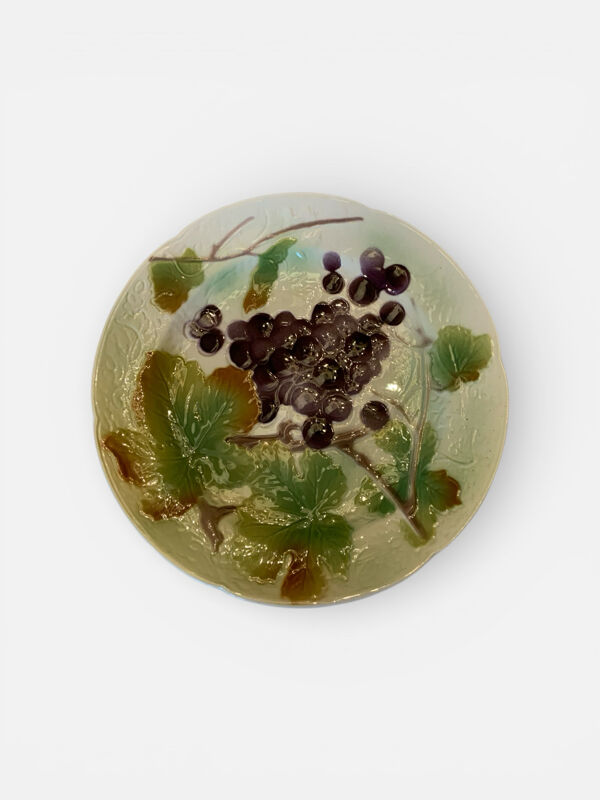 Lot de 3 assiettes en barbotine Saint-Clément – décor fruits – XIXe si