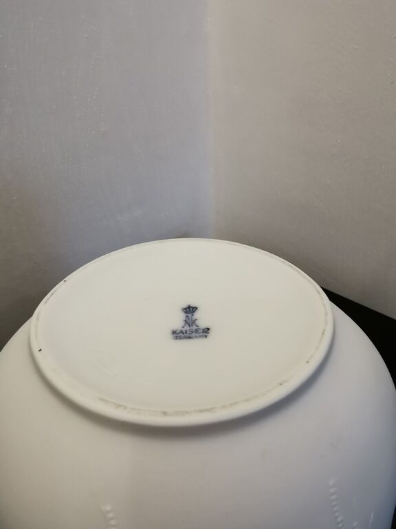Vase en biscuit blanc signé Kaiser  M FREY Kaiser ( Germany)