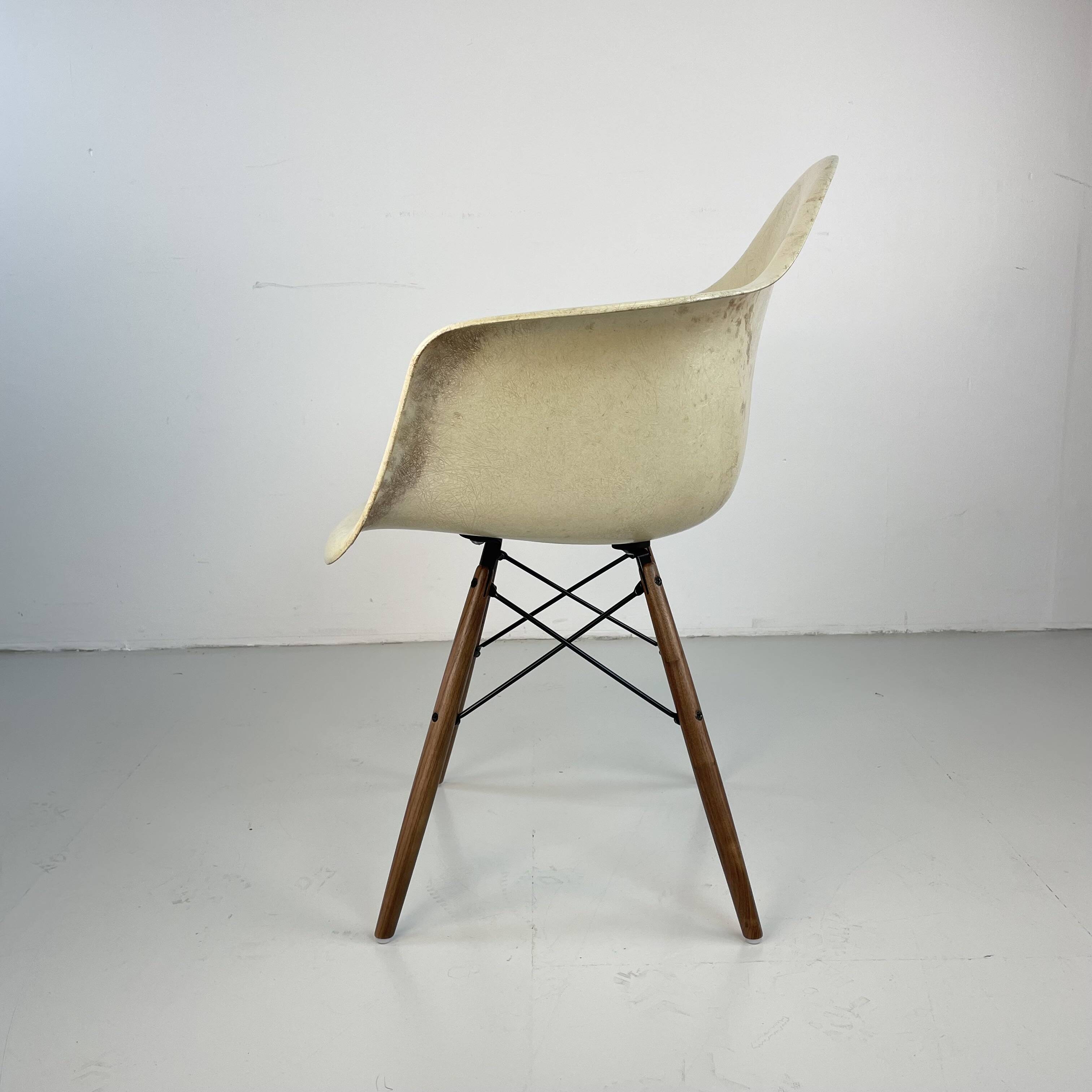 Chaise Eames Herman Miller DAW en fibre de verre parchemin / blanc