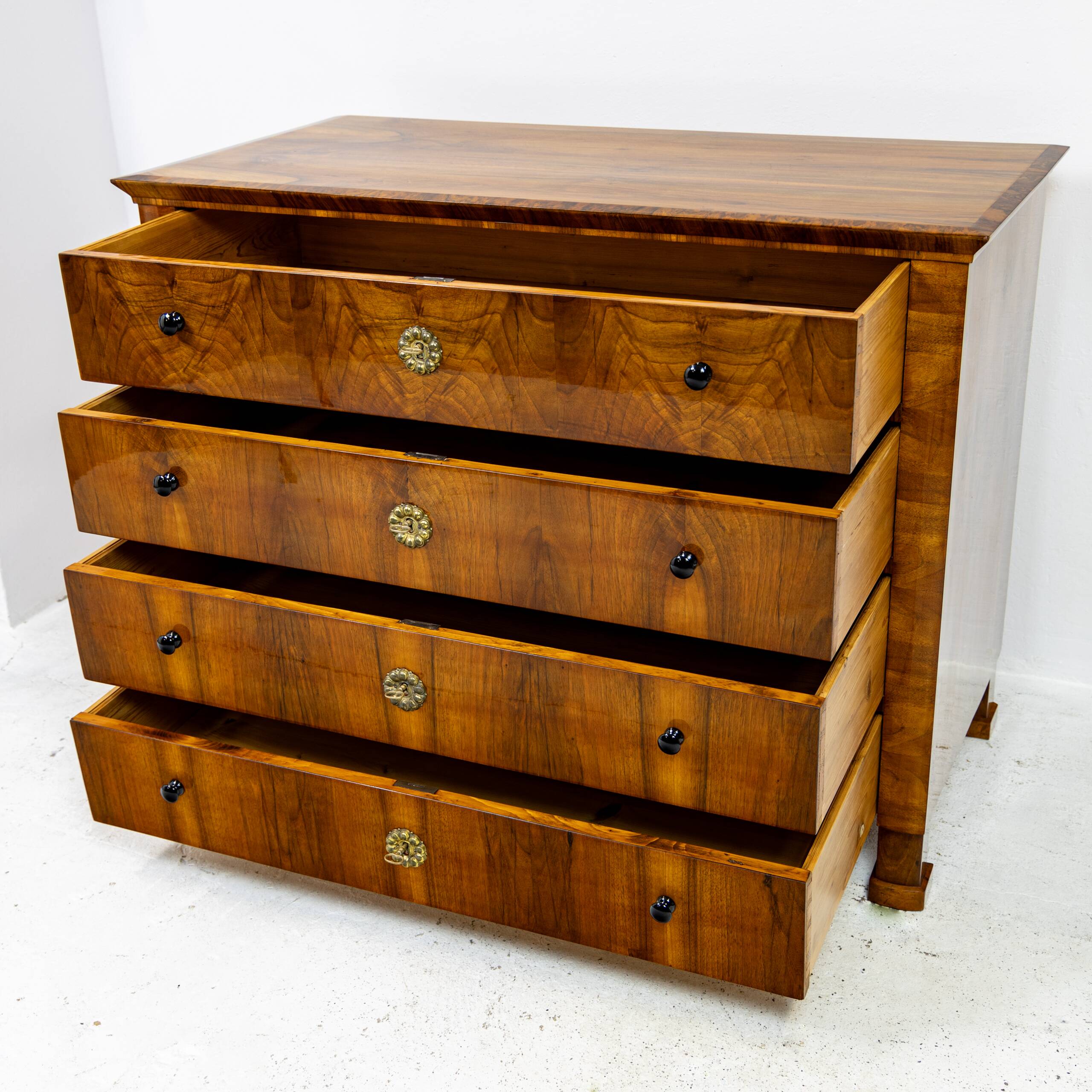 Grande commode Biedermeier en placage de noyer 1820-1840