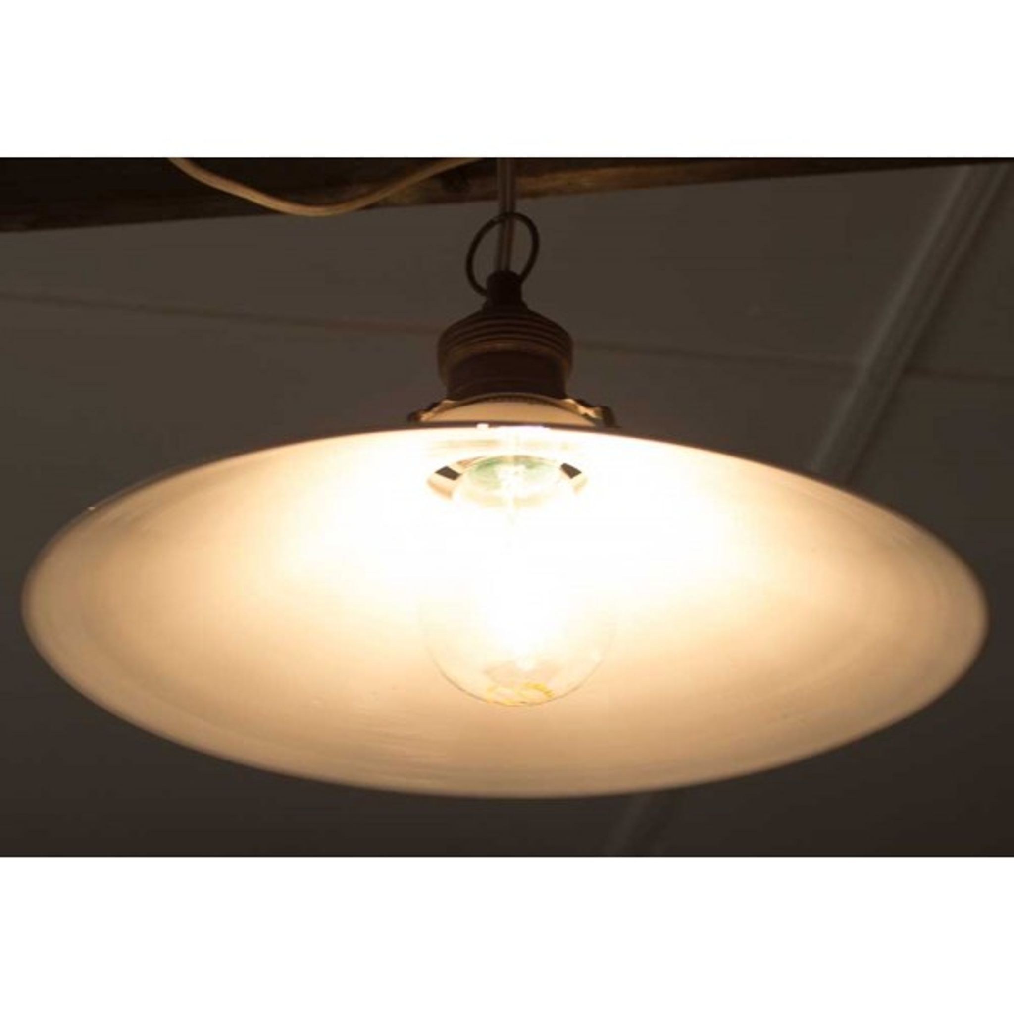 Suspension en opaline blanc avec choquet en laiton