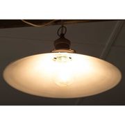 Suspension en opaline blanc avec choquet en laiton