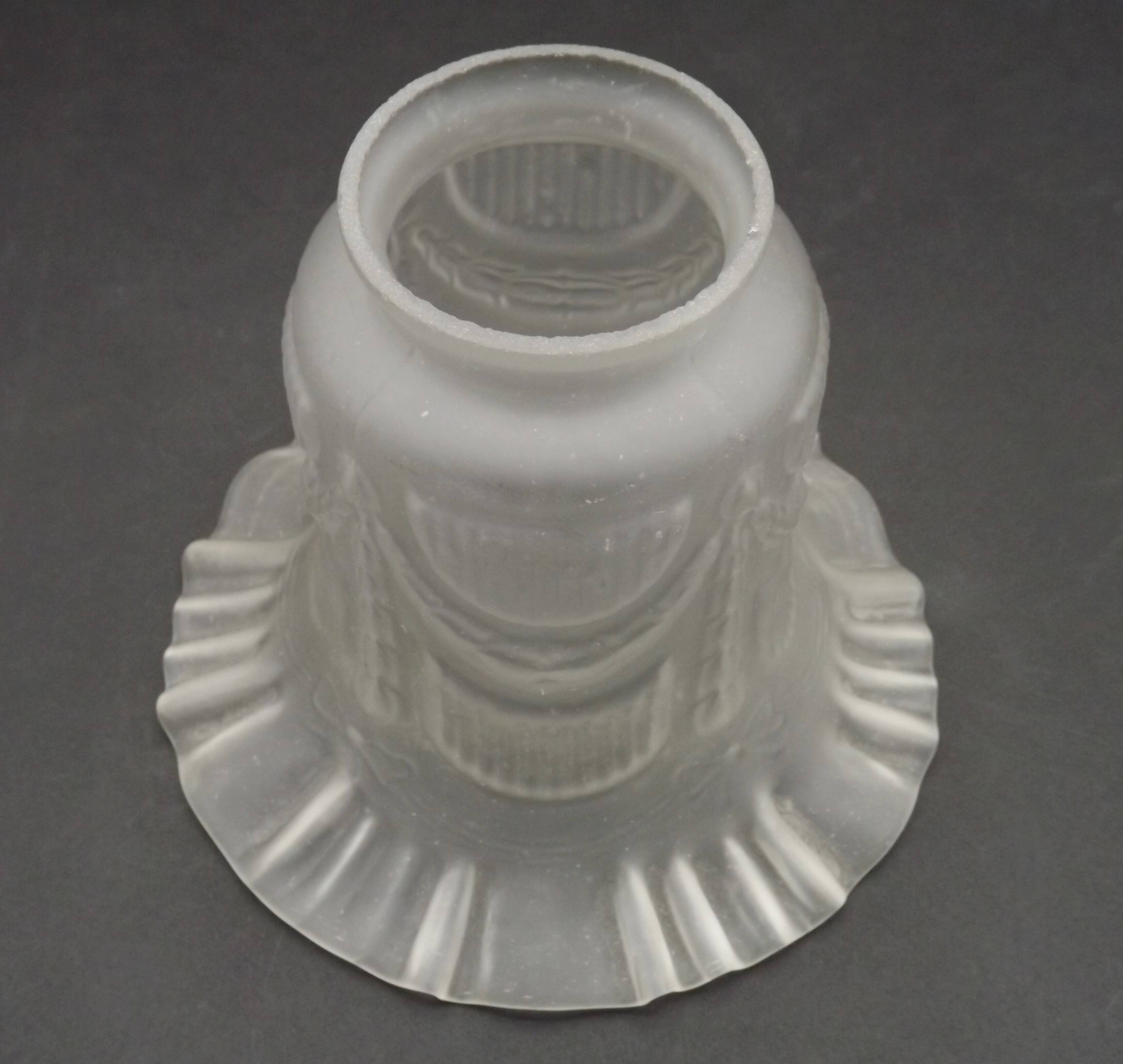 Abat-jour français vintage en verre blanc opaque avec bordure festonnée et détails festonnés 0181