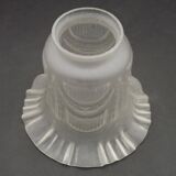 Abat-jour français vintage en verre blanc opaque avec bordure festonnée et détails festonnés 0181