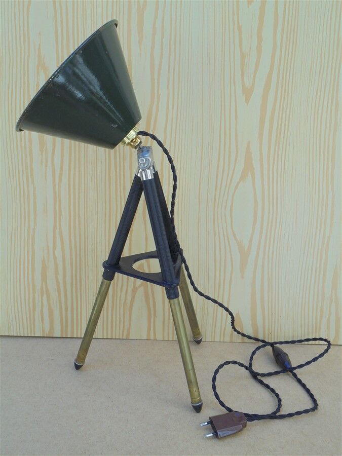Tripod lamp with adjustable height