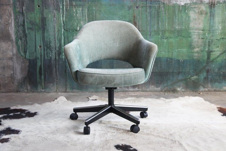 Knoll saarinen executive chair in original textile, swivel base