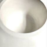 White resin planter in saucer shape - futuristic movement