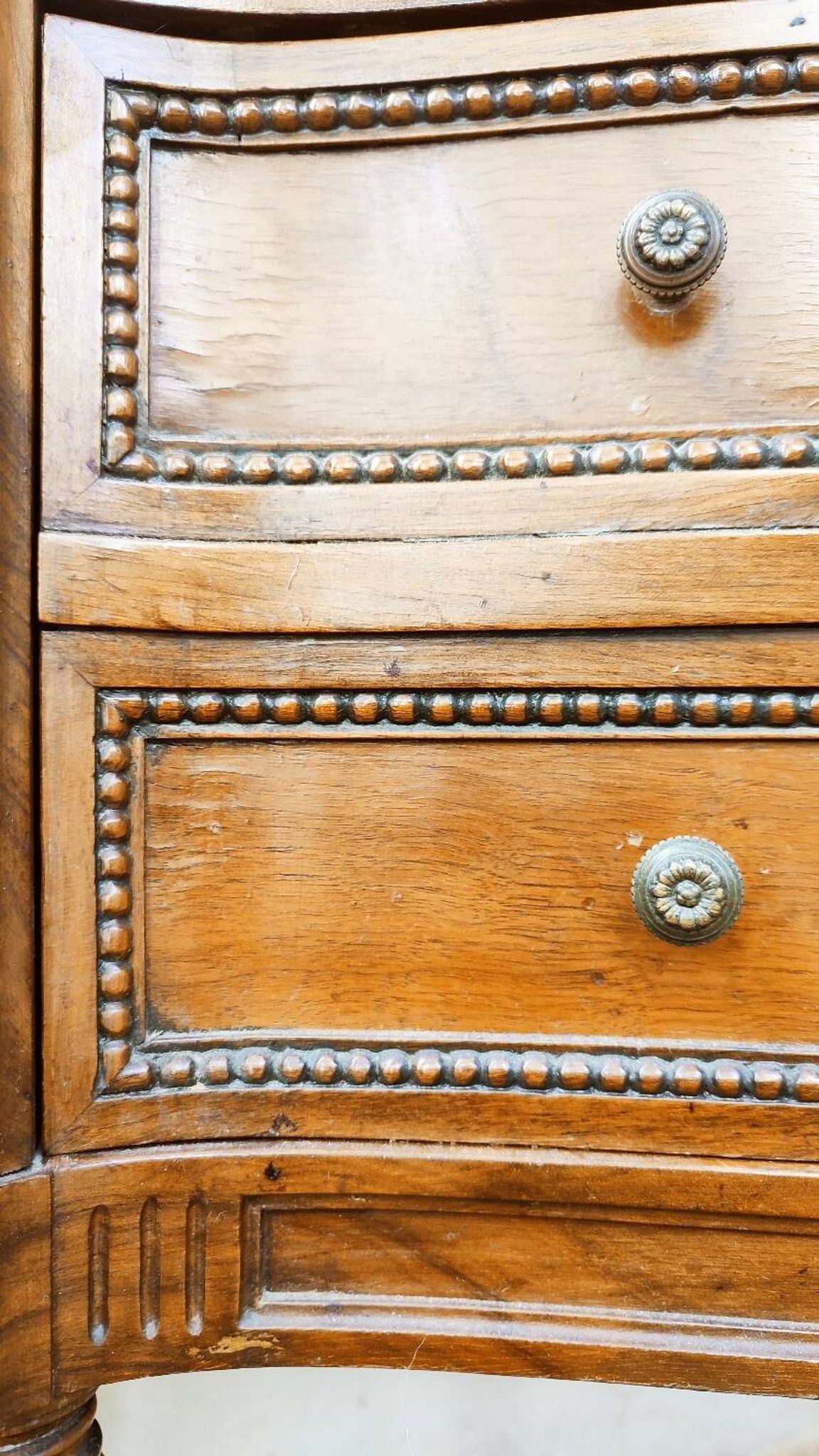 Pair of bow-fronted chests of drawers in walnut
