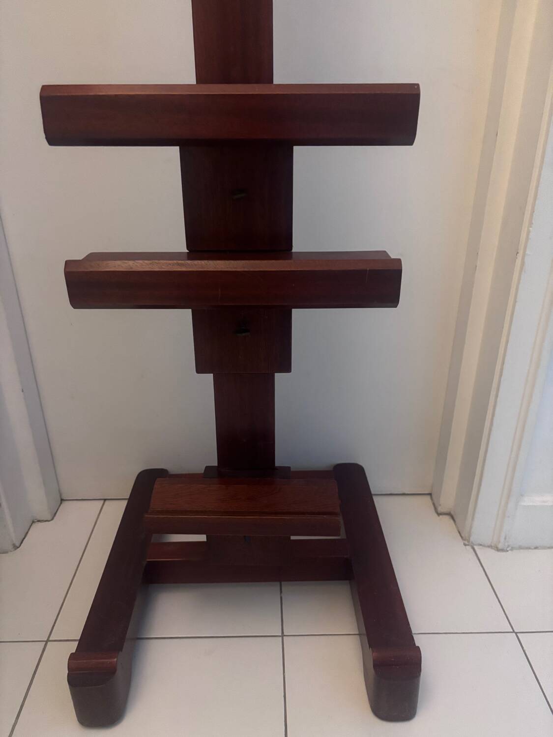 Rod easel for exhibition