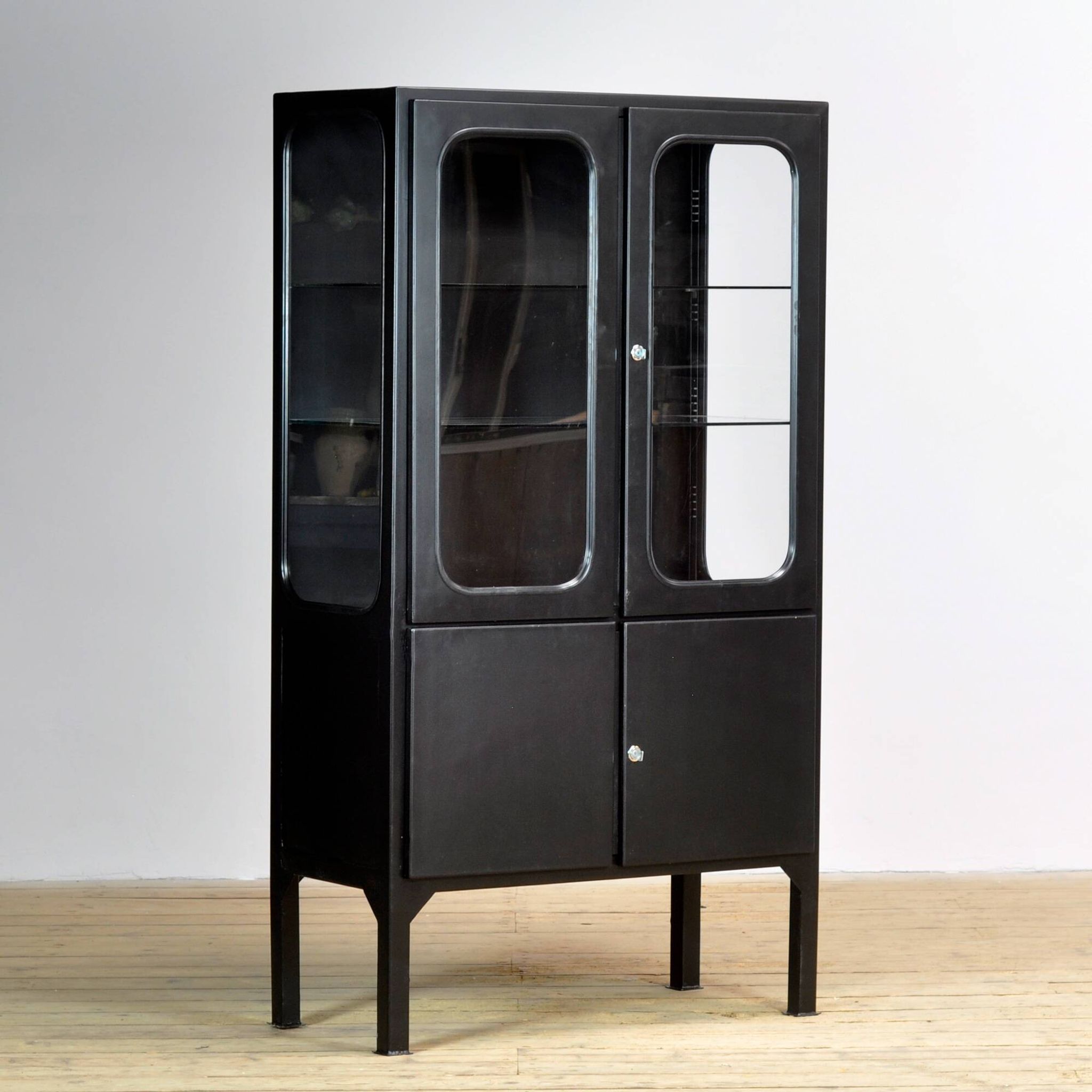Cabinet médical vintage, années 1970