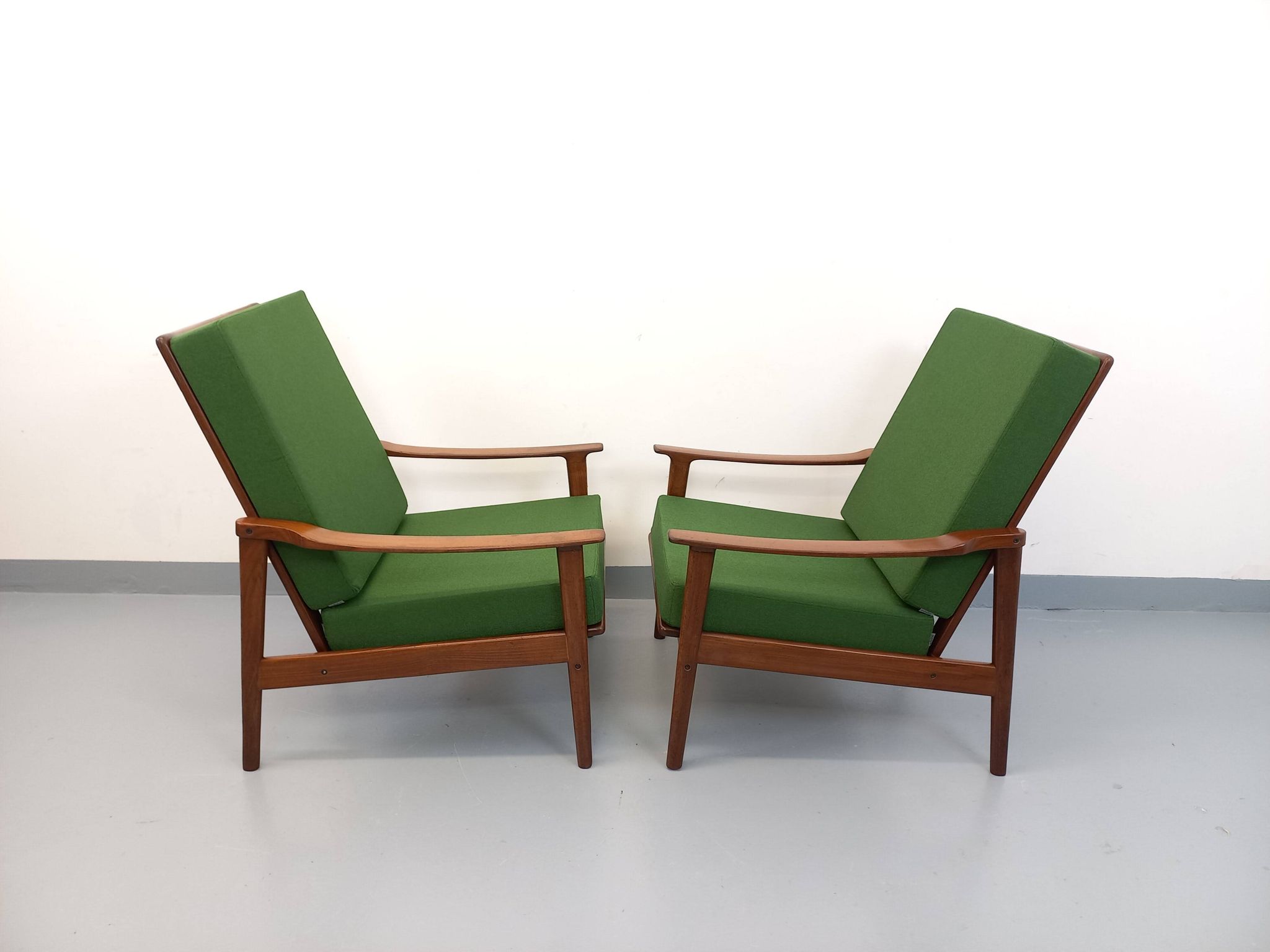 Pair of vintage Scandinavian armchairs in teak and green fabric from the 1960s.