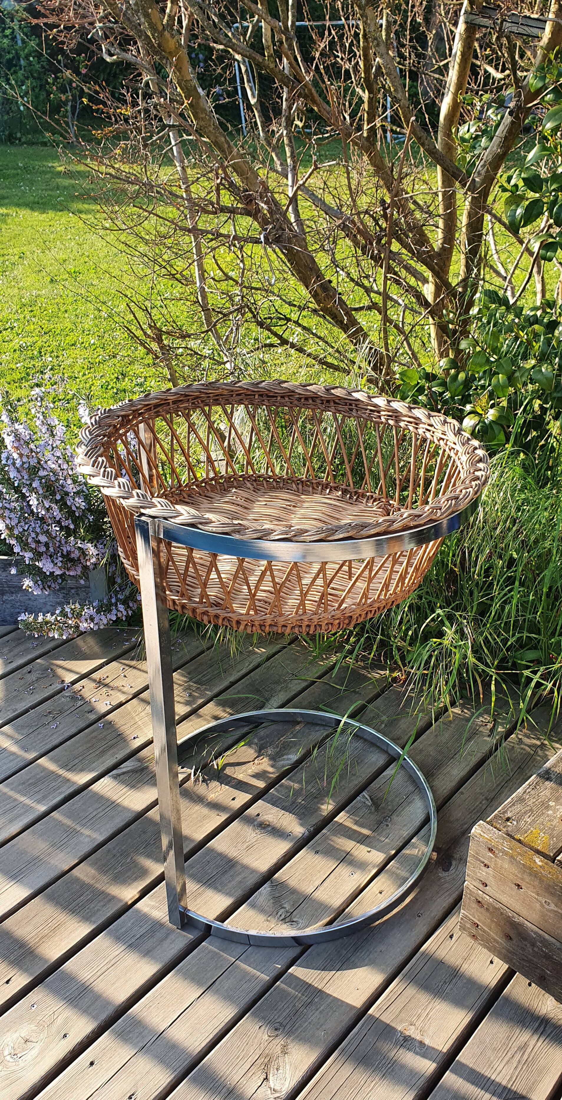 Rattan basket on foot