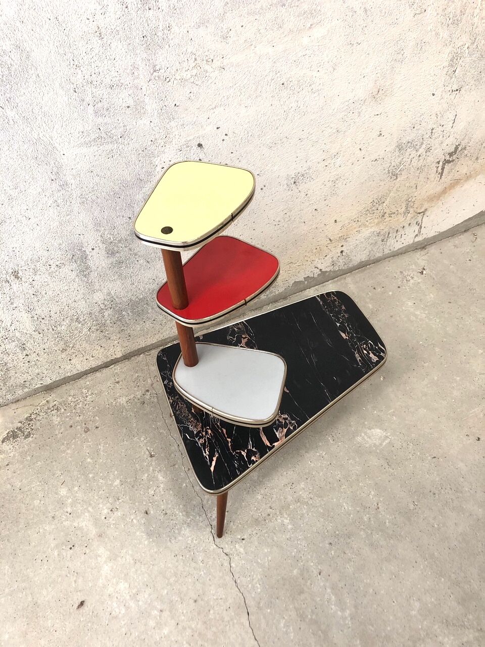 Tripod plant holder in formica 60