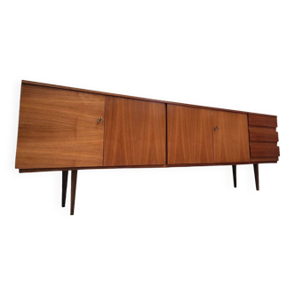 Buffet du milieu du siècle