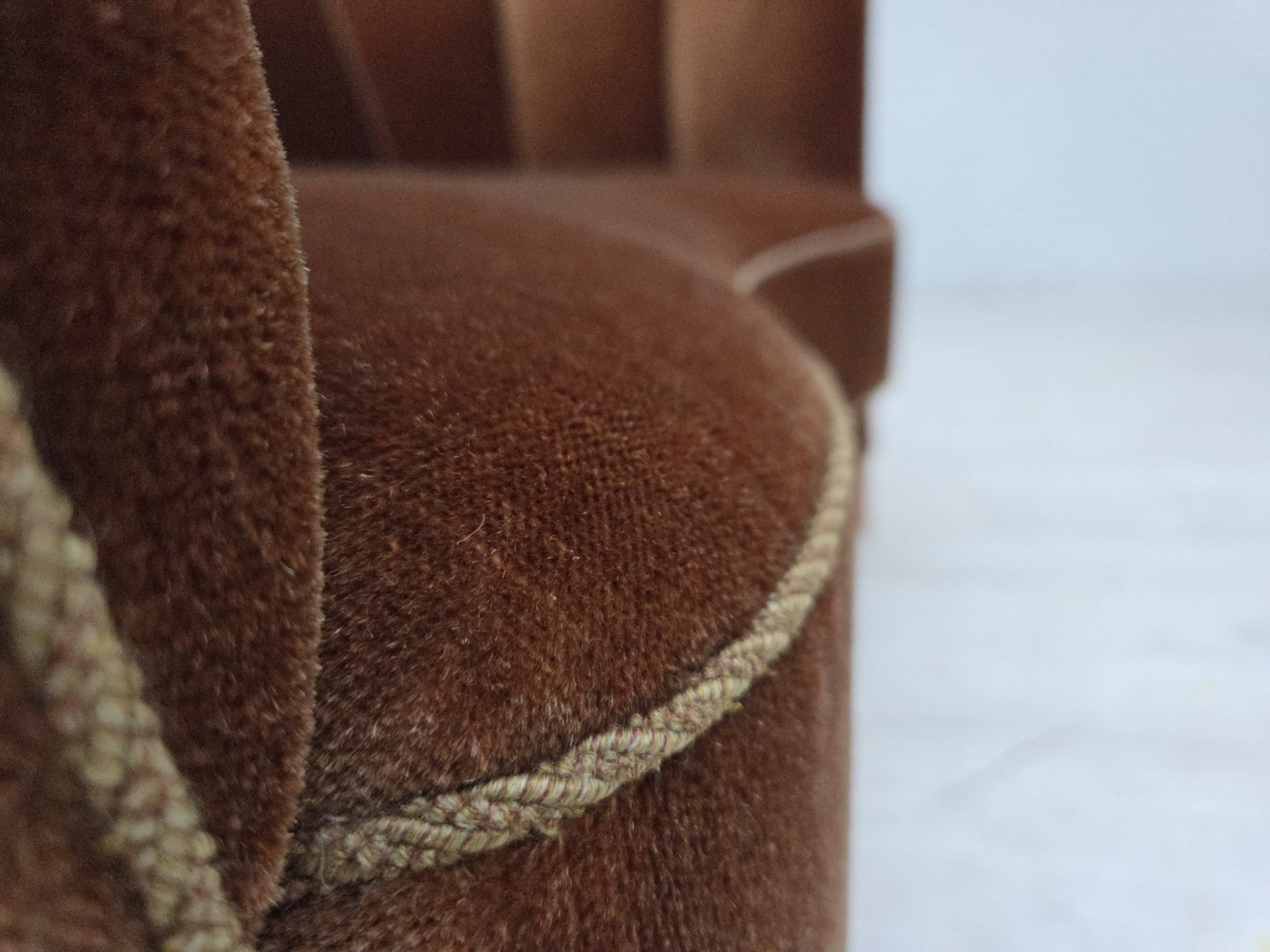 Canapé courbé danois 2 places des années 1960, en velours d'ameublement marron.