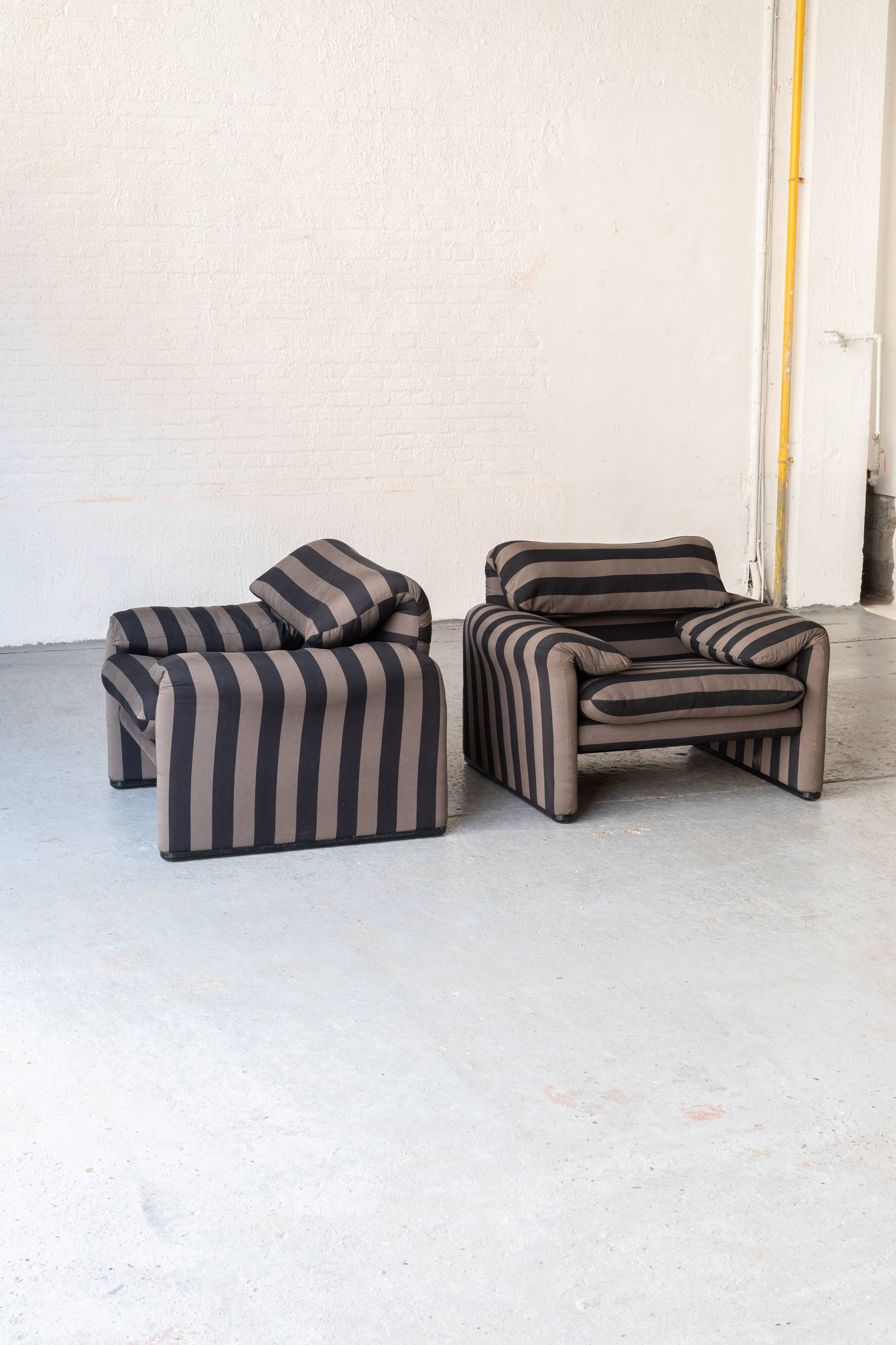 Set of 2 easy chairs 'Maralunga' by Vico Magistretti