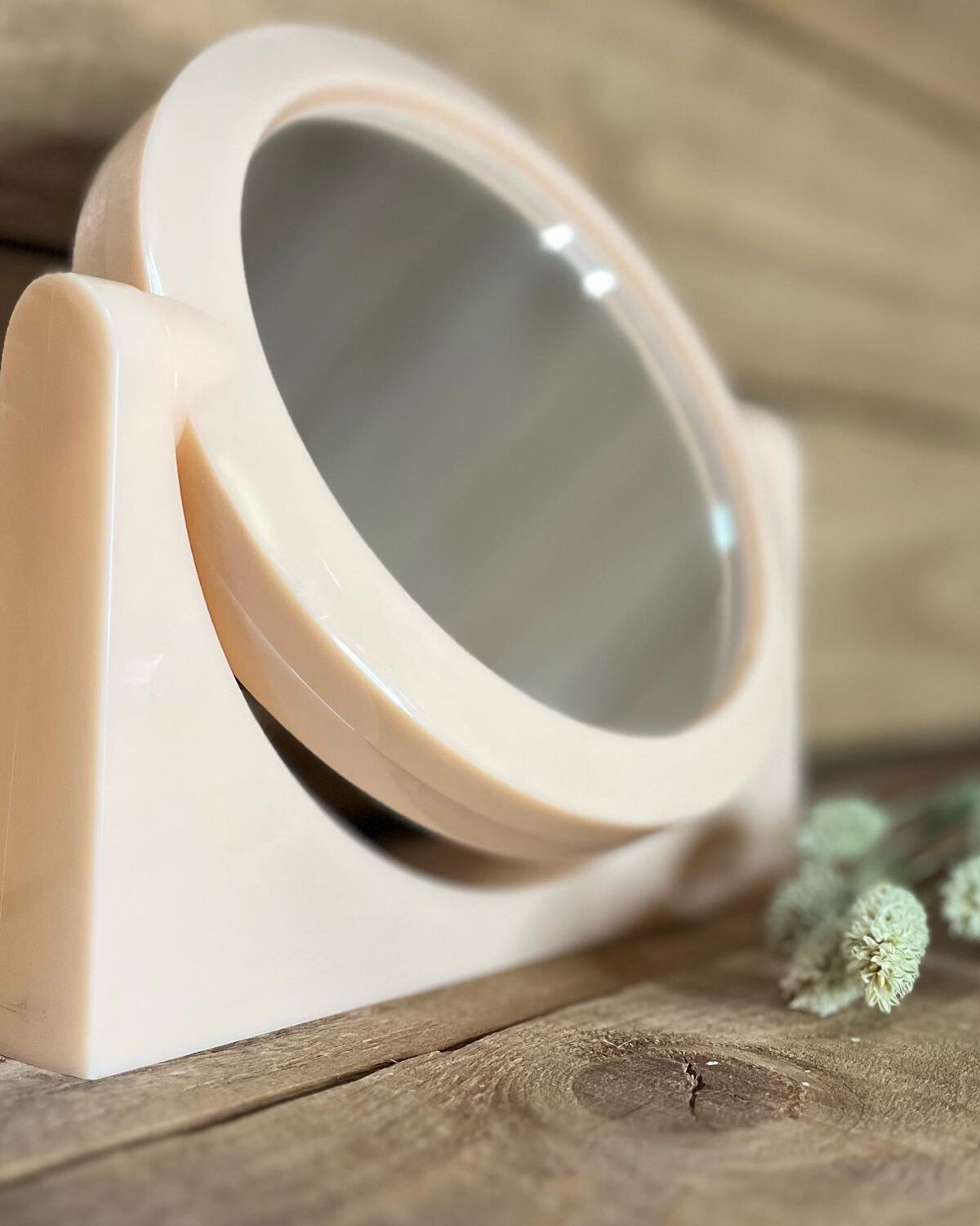 Plastic mirror year 70 round magnifying