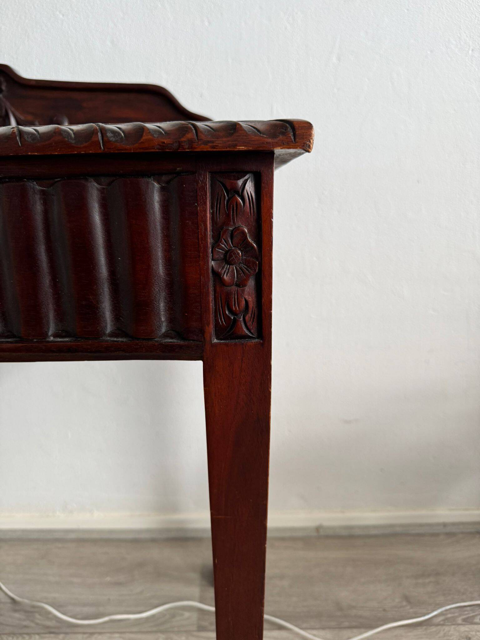 Table d'appoint de style édouardien finement sculptée
