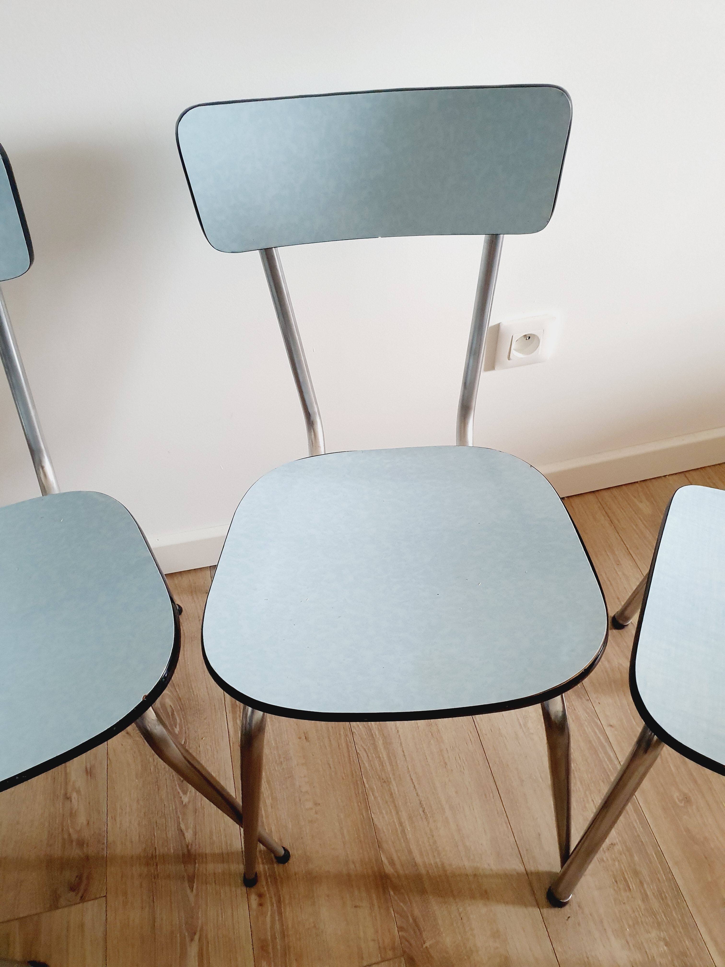 Table et 4 chaises en formica bleu