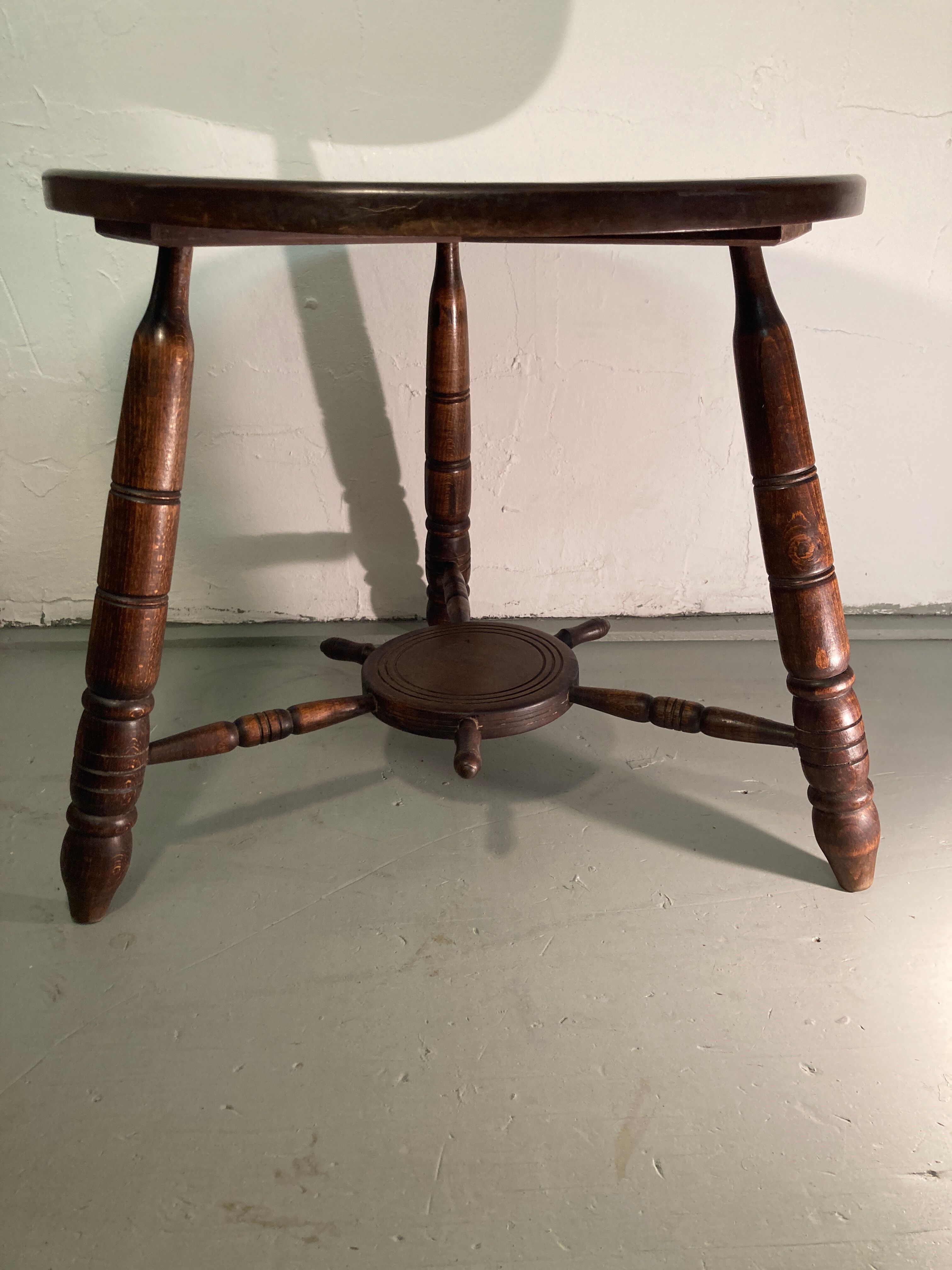 Table basse moderniste en bois tourné, années 1950