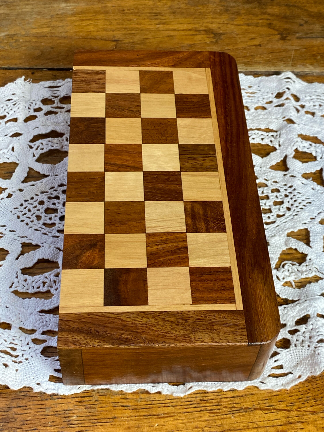 Travel chess set, in marquetry, magnetic pieces