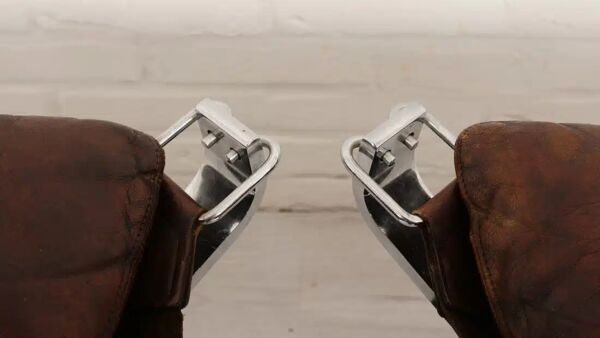 2 chauffeuses vintage Falcon en cuir par Sigurd Ressell
