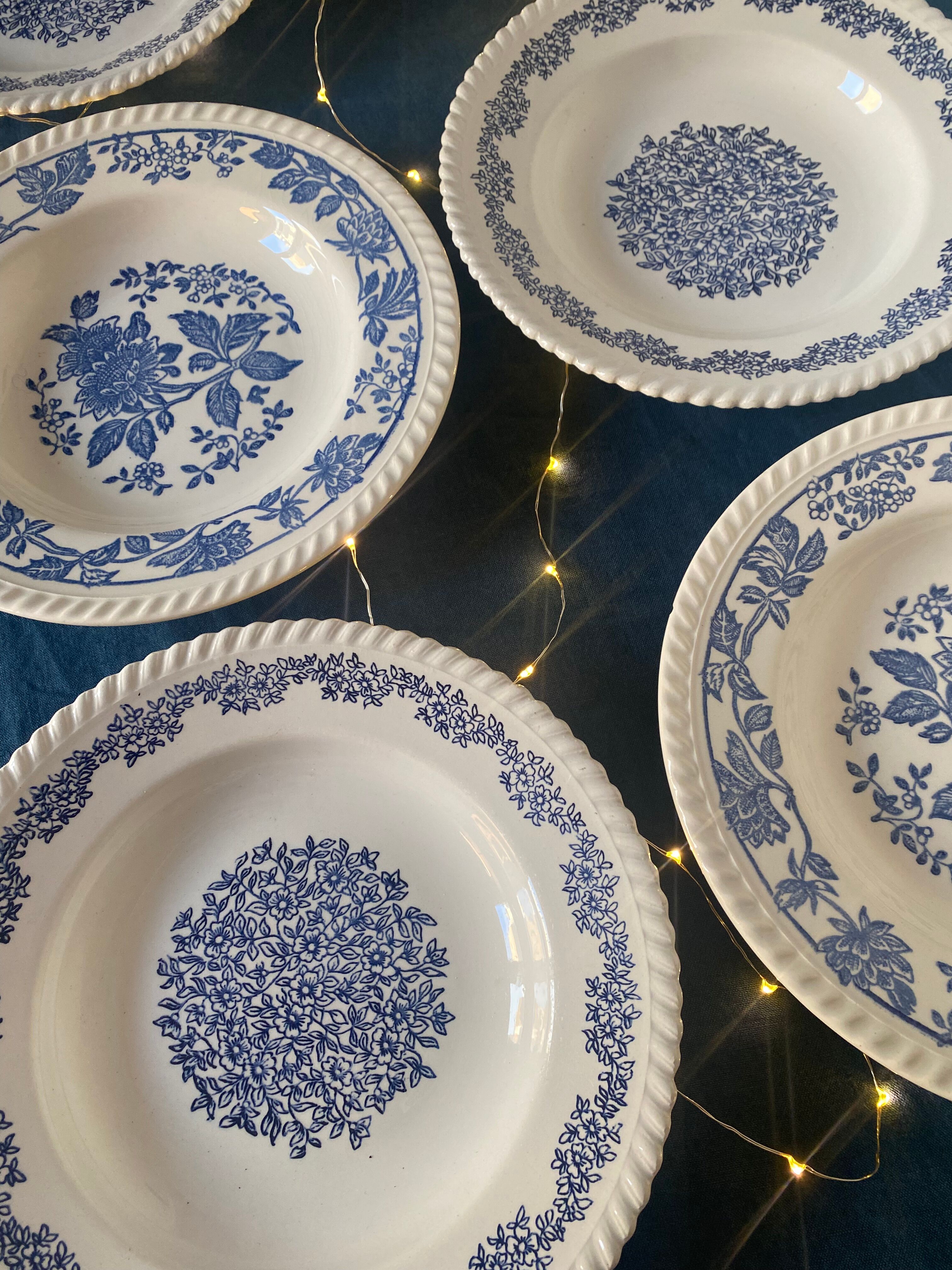 6 hollow plates with floral patterns