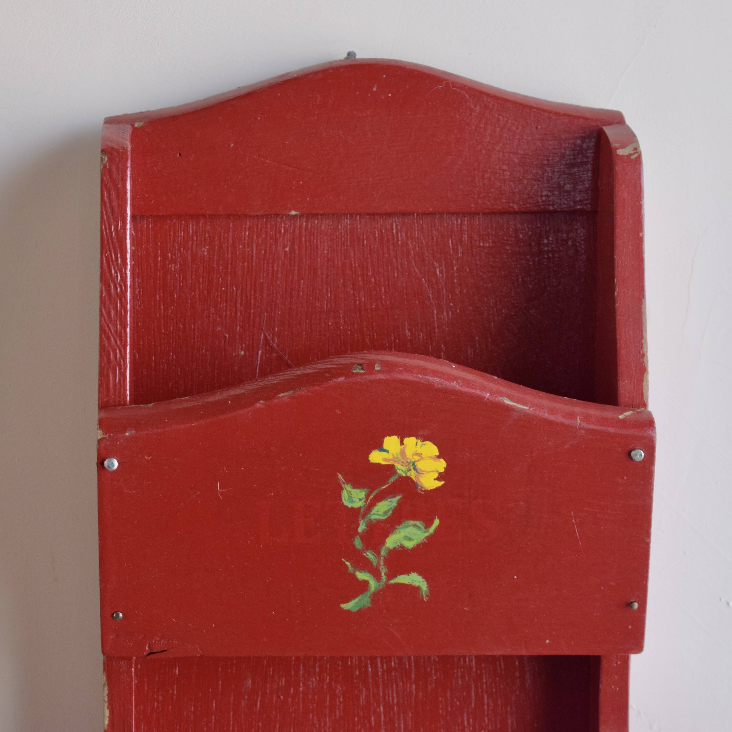 Vintage mail holder and matching plant holder in red painted wood - floral decor - 1970s