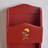 Vintage mail holder and matching plant holder in red painted wood - floral decor - 1970s