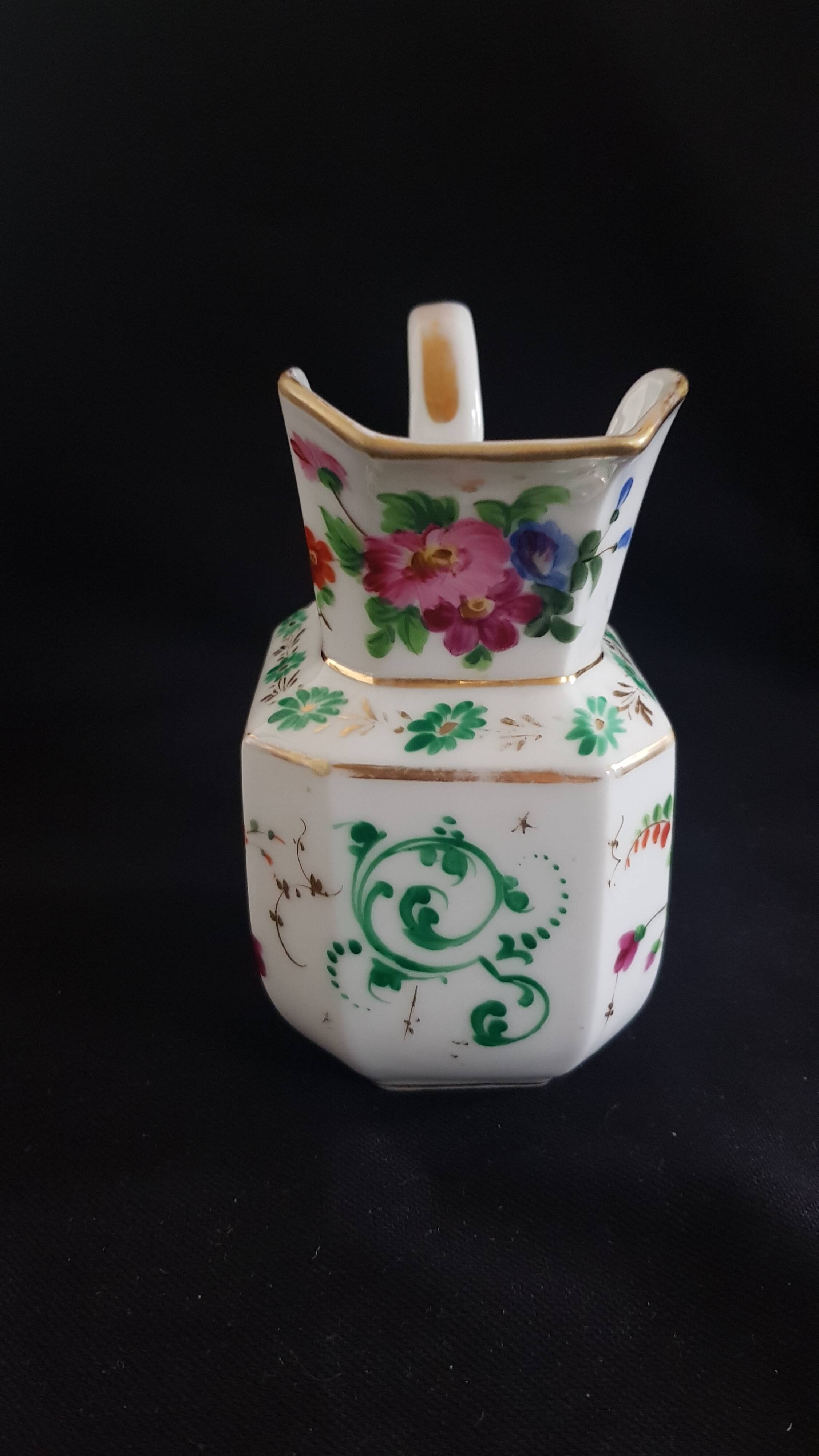 Large octagonal milk jug porcelain from Paris "Old Paris", mid-19th century.
