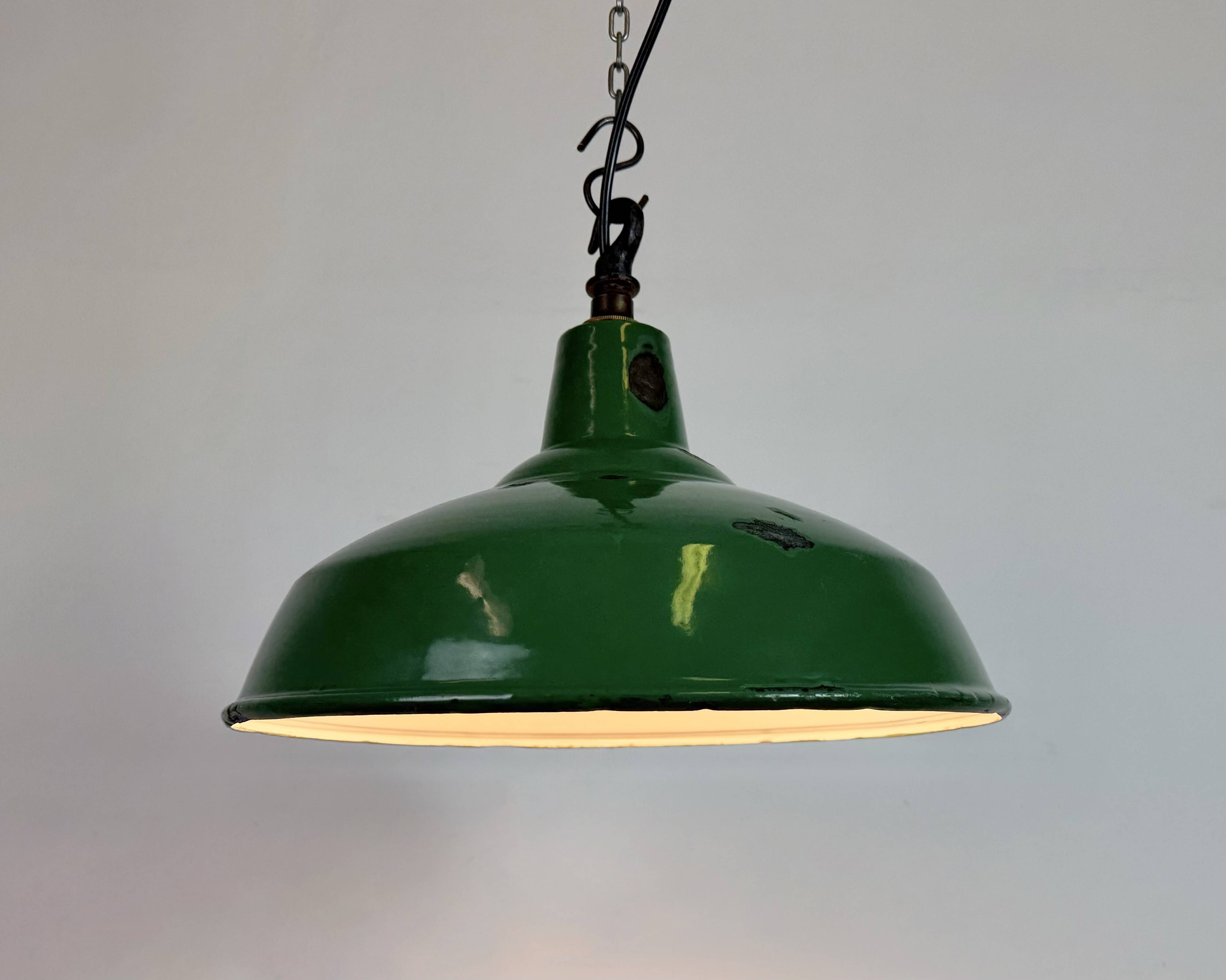 Lampe suspendue en émail vert britannique industriel, années 1960