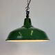 Lampe suspendue en émail vert britannique industriel, années 1960