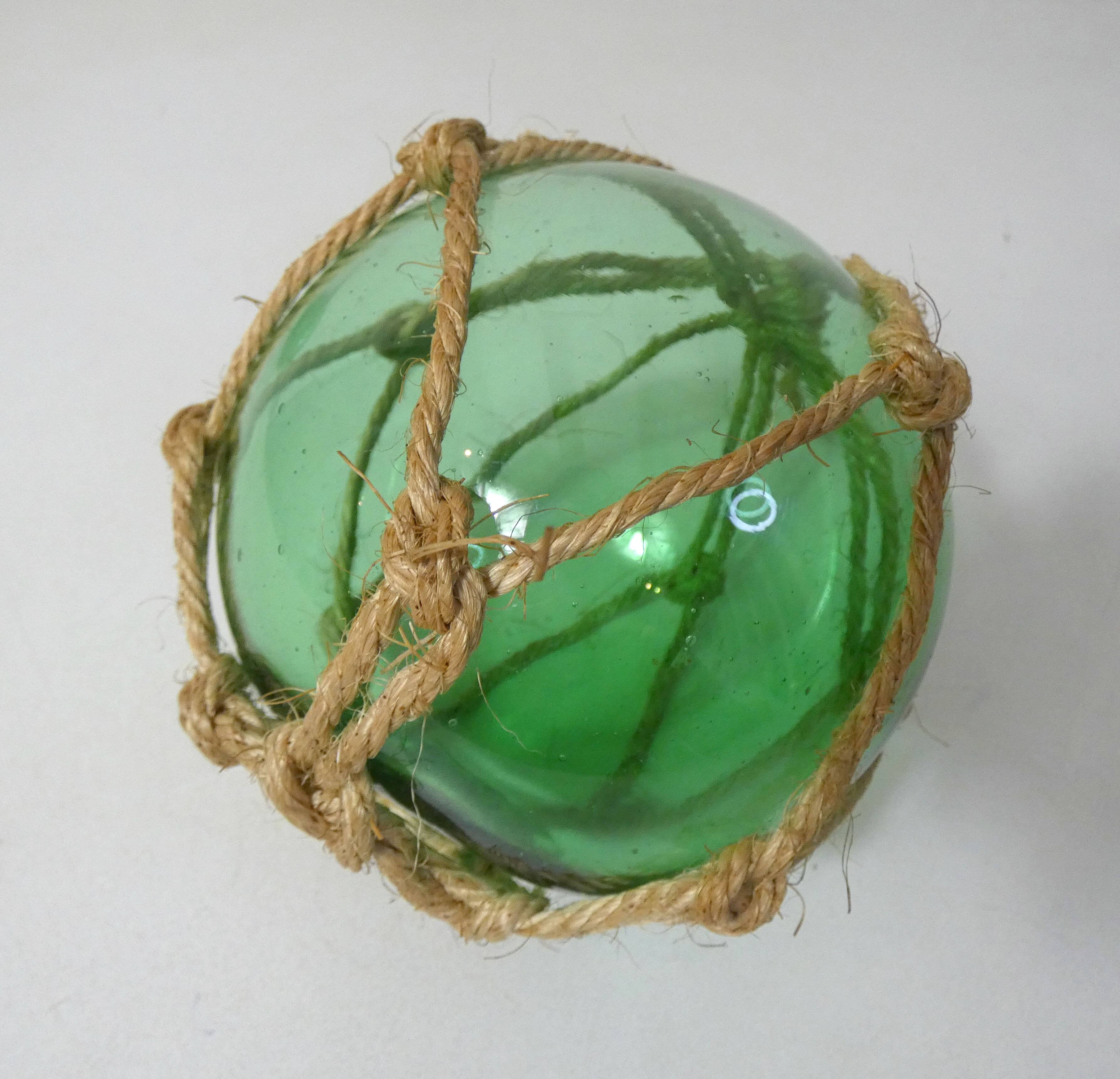 Boule, flotteur vintage en verre vert clair
