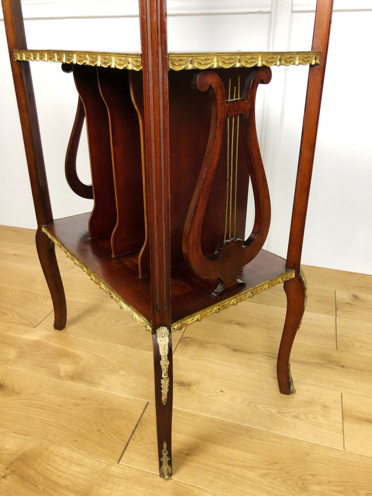 Furniture to old music of style Louis XVI