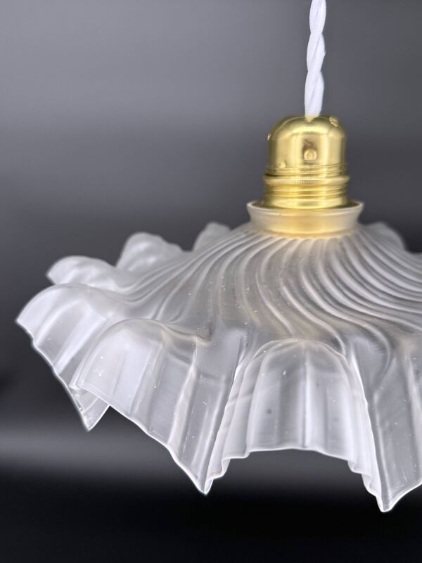 Suspension vintage en verre moulé opalescent drapée et dentelée