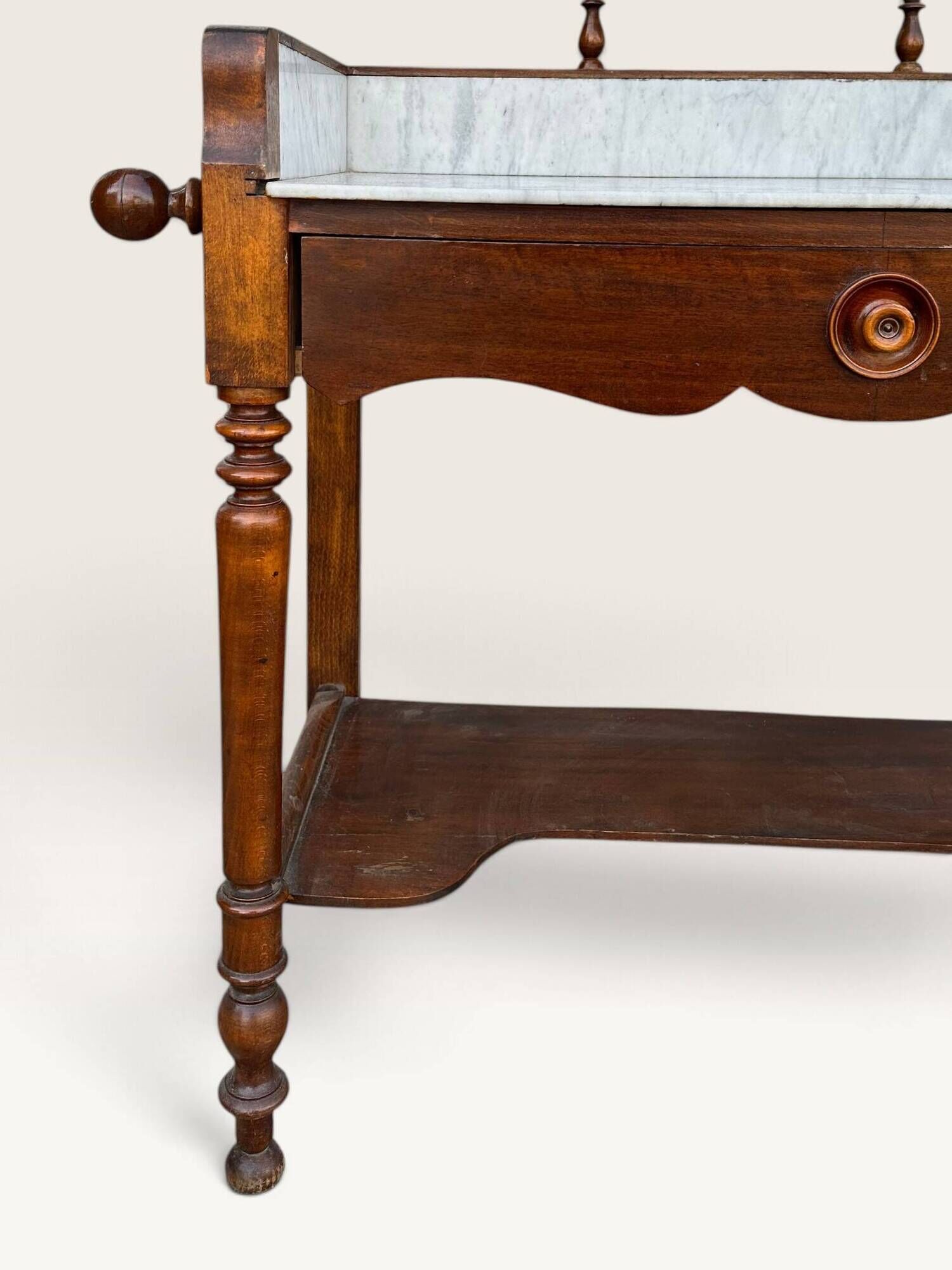 Dressing table in walnut and marble, late 19th century.