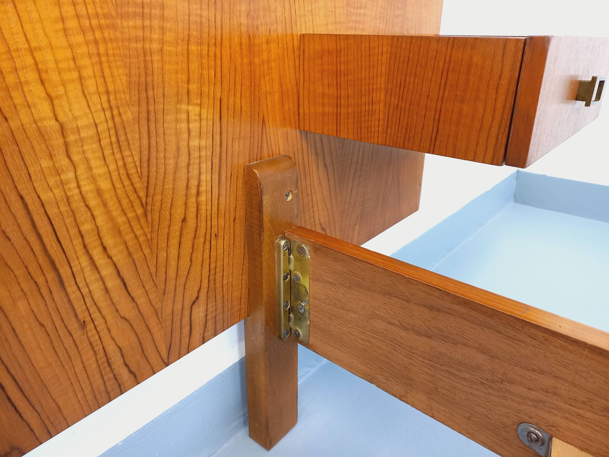 Double bed vintage modernist in teak and black metal from the 1960s with bedside tables.