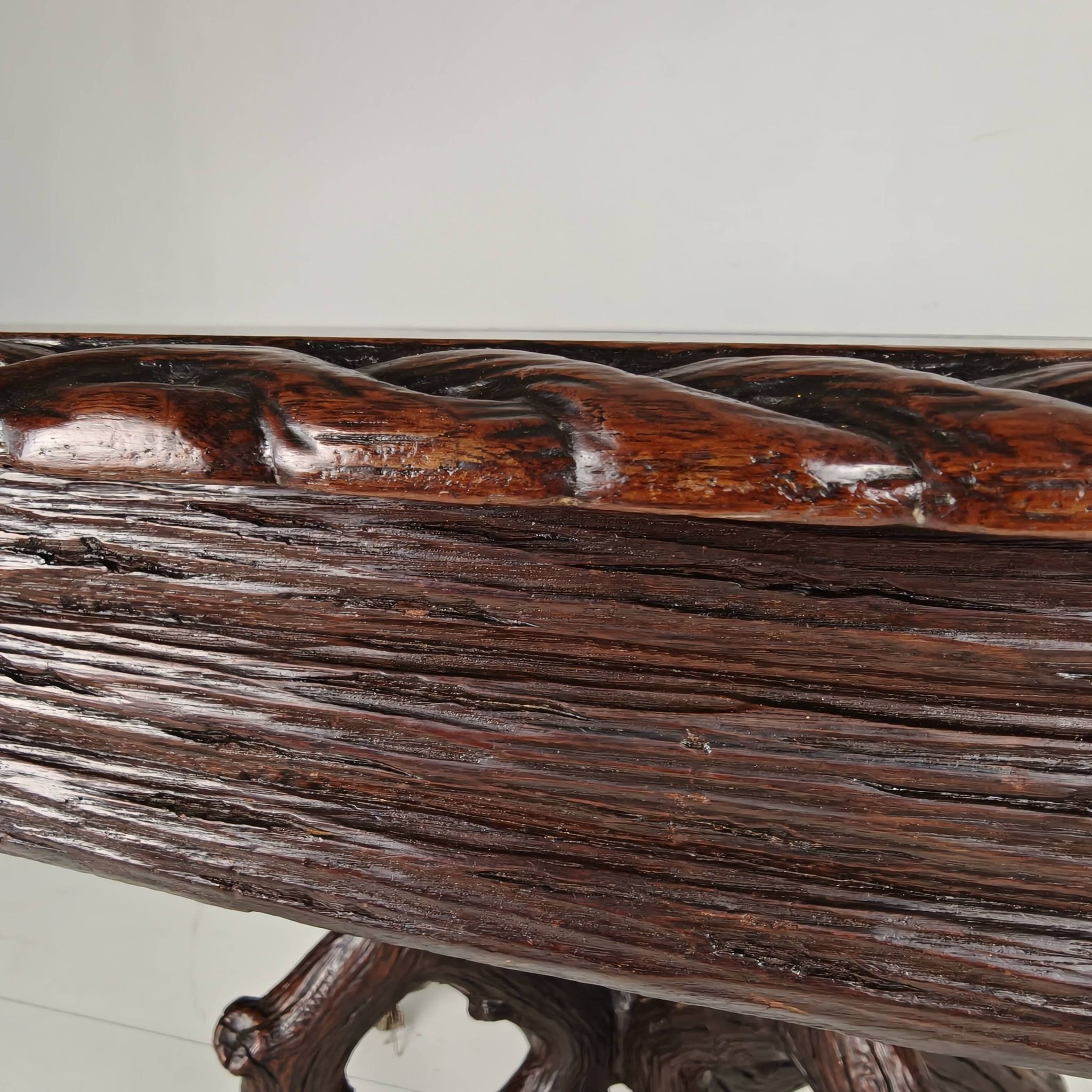 Table de centre de la Forêt-Noire par Matthijs Horrix pour Horrix Den Haag, années 1890.