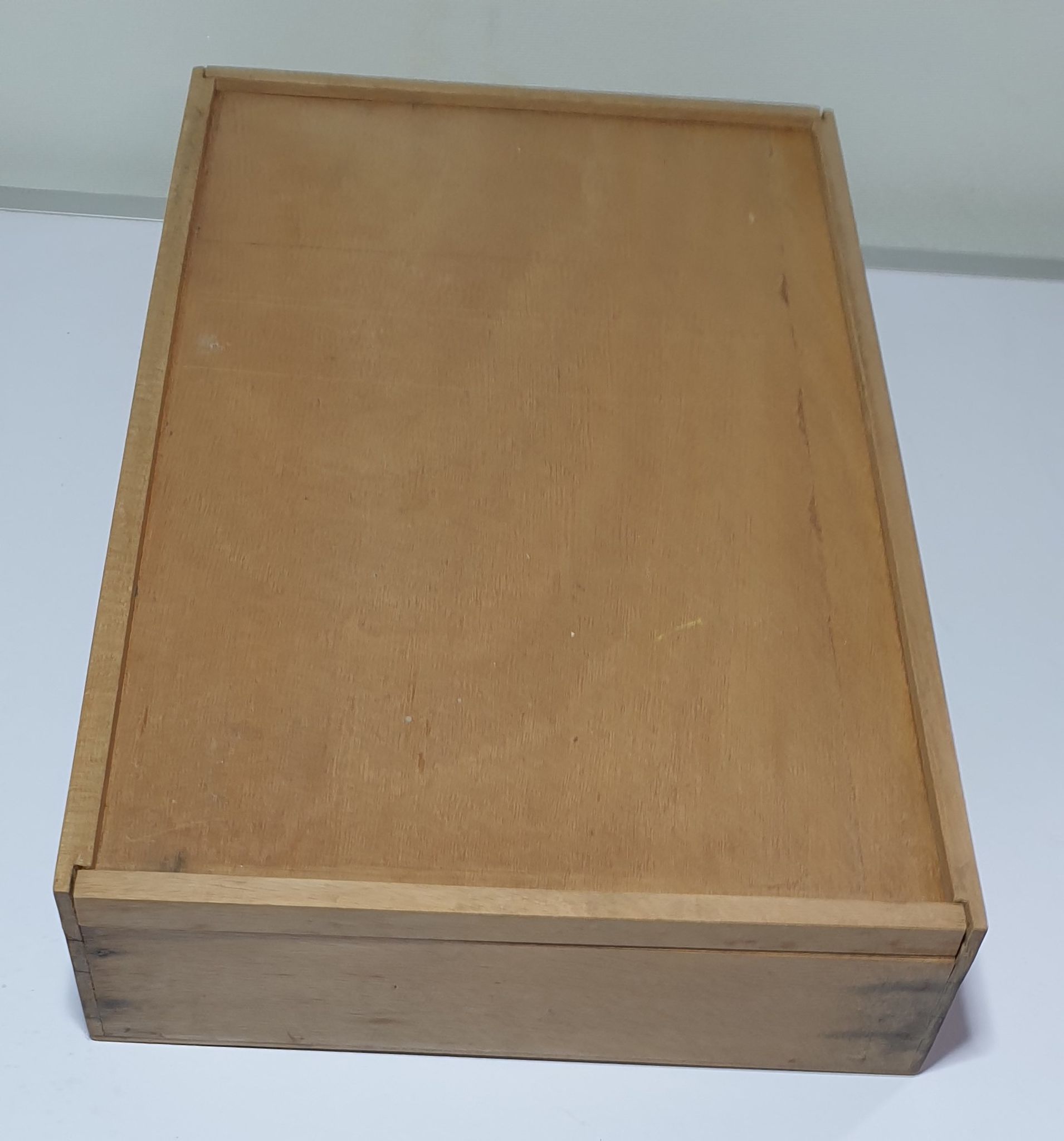 Boite en bois avec couvercle coulissant