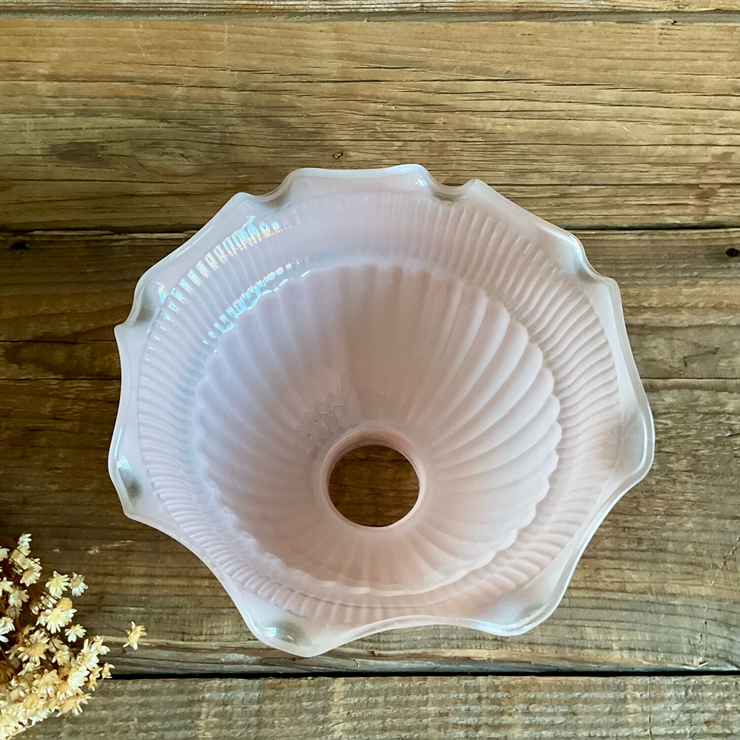 Suspension globe in pink opaline glass