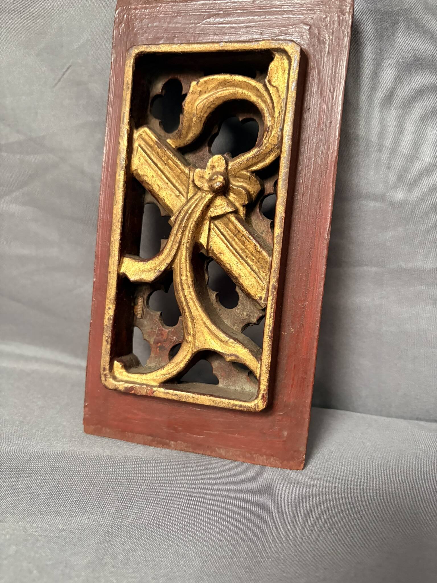 Ancien panneau en bois sculpté décor laqué doré fleurs et feuille de grenade, Chine